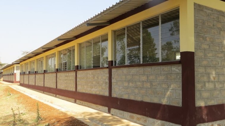 Ein Blick von außen: Insgsamt wurden in Ijaji vier Gebäude mit jeweils vier Klassenräumen gebaut. Foto: MfM