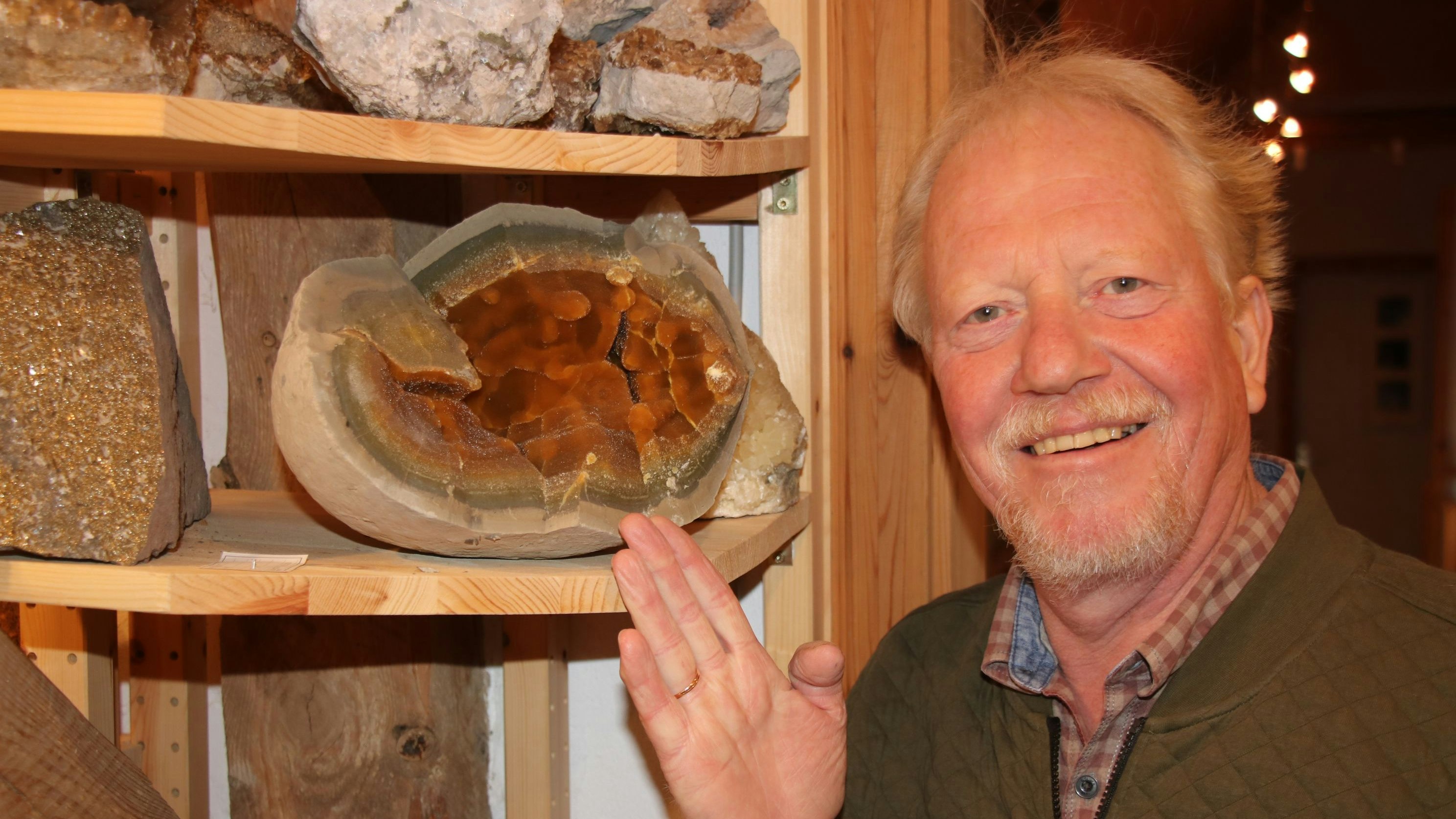 Zirka 150 Millionen Jahre alt: Die Tonsteingeode gehört zur Sammlung Joachim Fiedlers, der seit vielen Jahrzehnten Mineralien und Fossilien sammelt und über das Thema auch Vorträge hält. Foto: Lammert