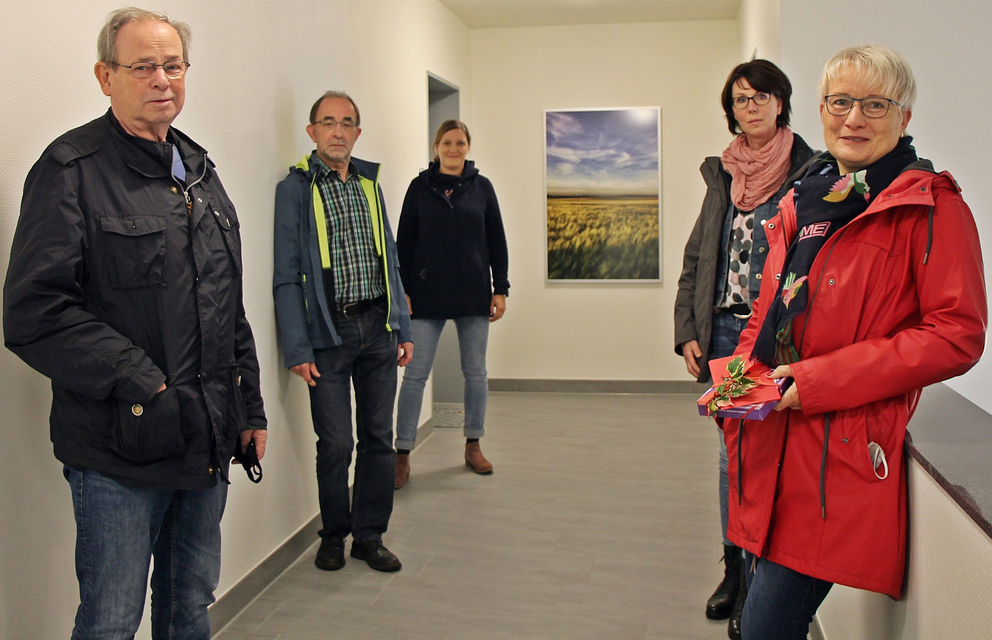 Ihnen gefällt es: Das Foto-Projekt „Wandverschönerung“ haben (von links) Roland Perian, Ralf Weier, Jennifer Rickelmann, Claudia Steinkamp sowie Andrea Weßling umgesetzt.&nbsp; Foto: Oevermann