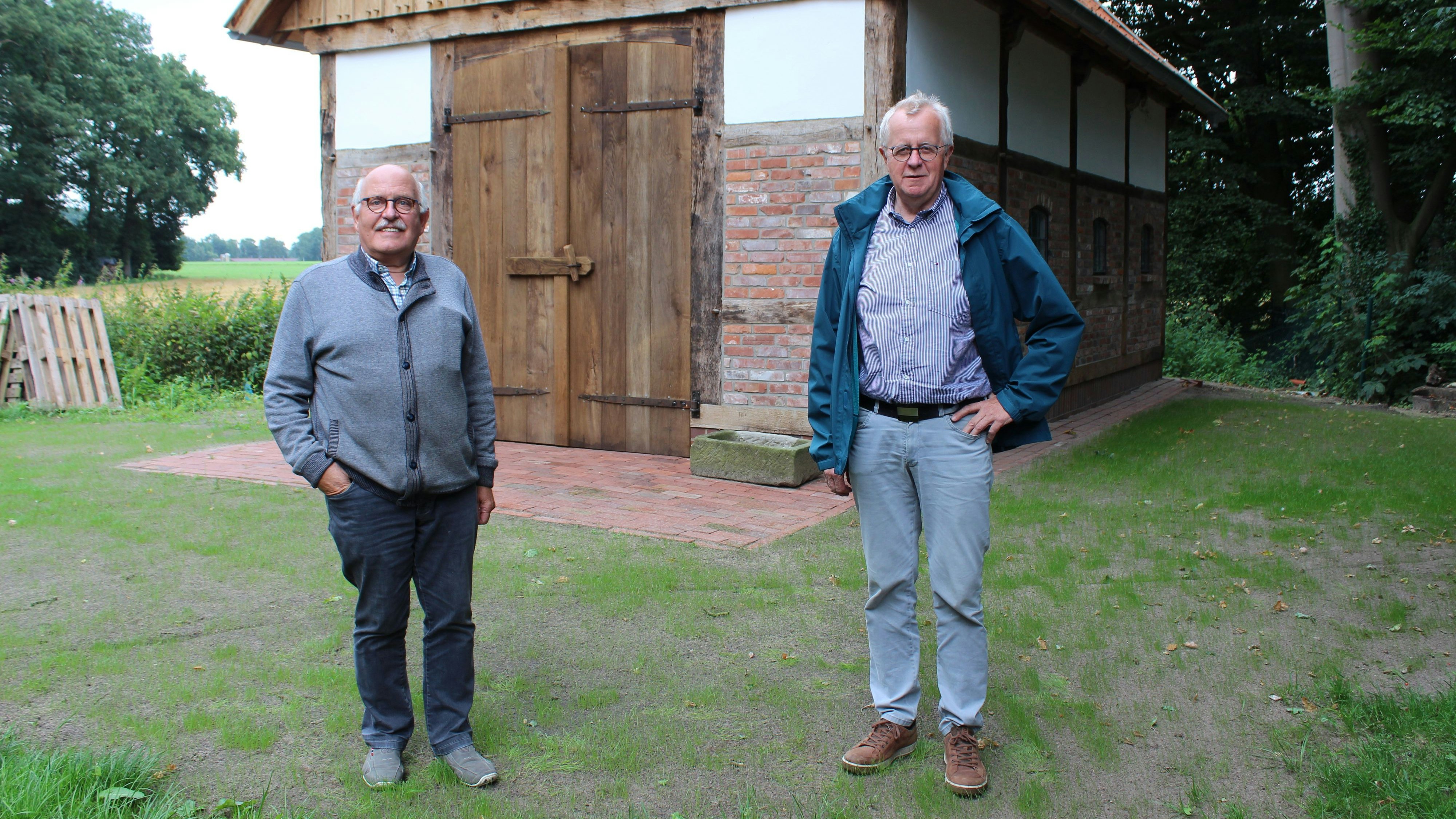 Franz-Josef Göttke (links) und Hubert Kröger vom Heimatverein Bakum berichten über die Aktivitäten während der Pandemie. Foto: Heinzel