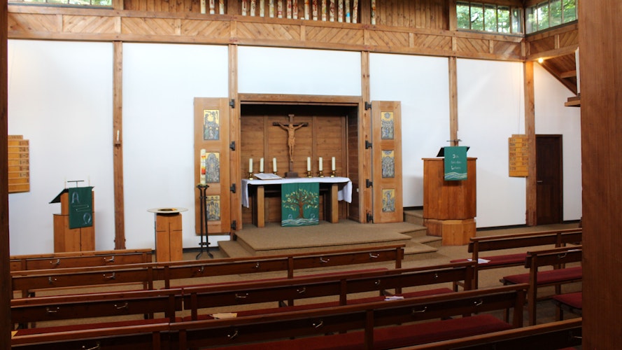 Mit wenigen Handgriffen verwandelt sich der Kirchenraum in ein Gemeindezentrum. Der Altar verschwindet hinter den Flügeltüren. Foto: Heinzel