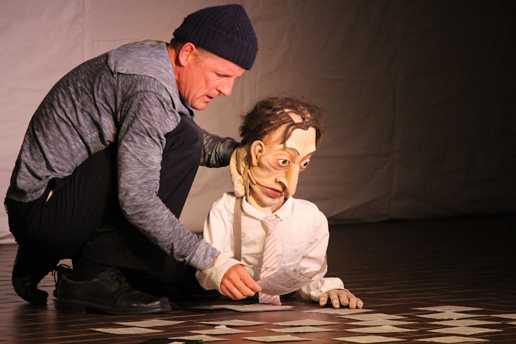Sebastian Kautz schafft es, hinter seiner Figur zu verschwinden, sodass sich der Zuschauer ganz auf die Puppe – wie hier Dr. B. – konzentriert. Foto: Heinzel