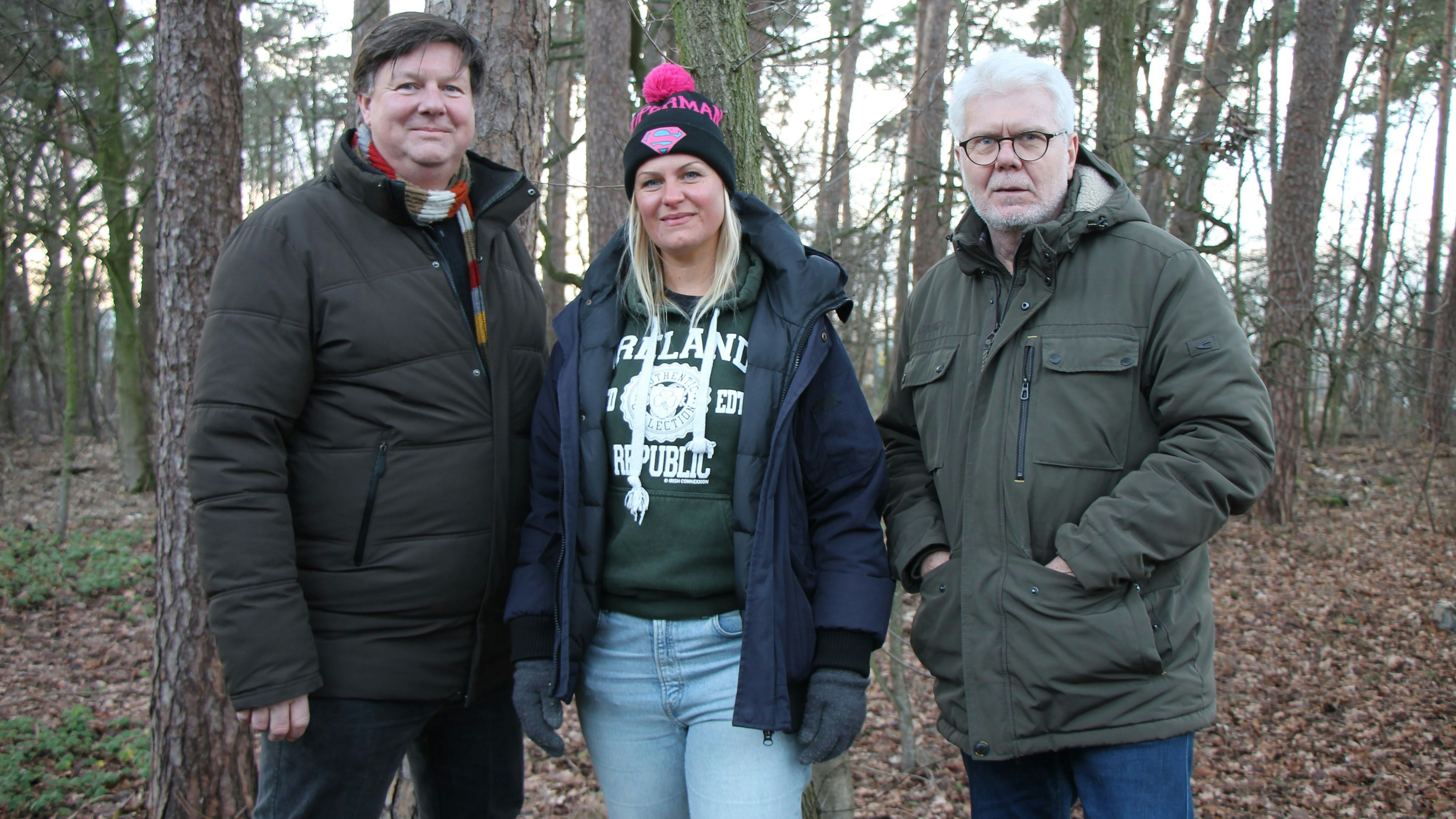 Im Grünen: Holger Ziefus, Rebekka Polster und Bernhard Schwarting (von links) setzen sich für den Erhalt des Waldstücks ein. Foto: Oevermann