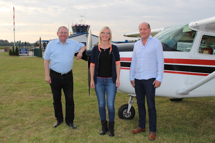 Vorfreude: Vereinspräsident Markus Graw (links), Ilona Kühling und Fluglehrer Peter Brüggen freuen sich auf den Erlebnistag Fliegen. Foto: Heinzel