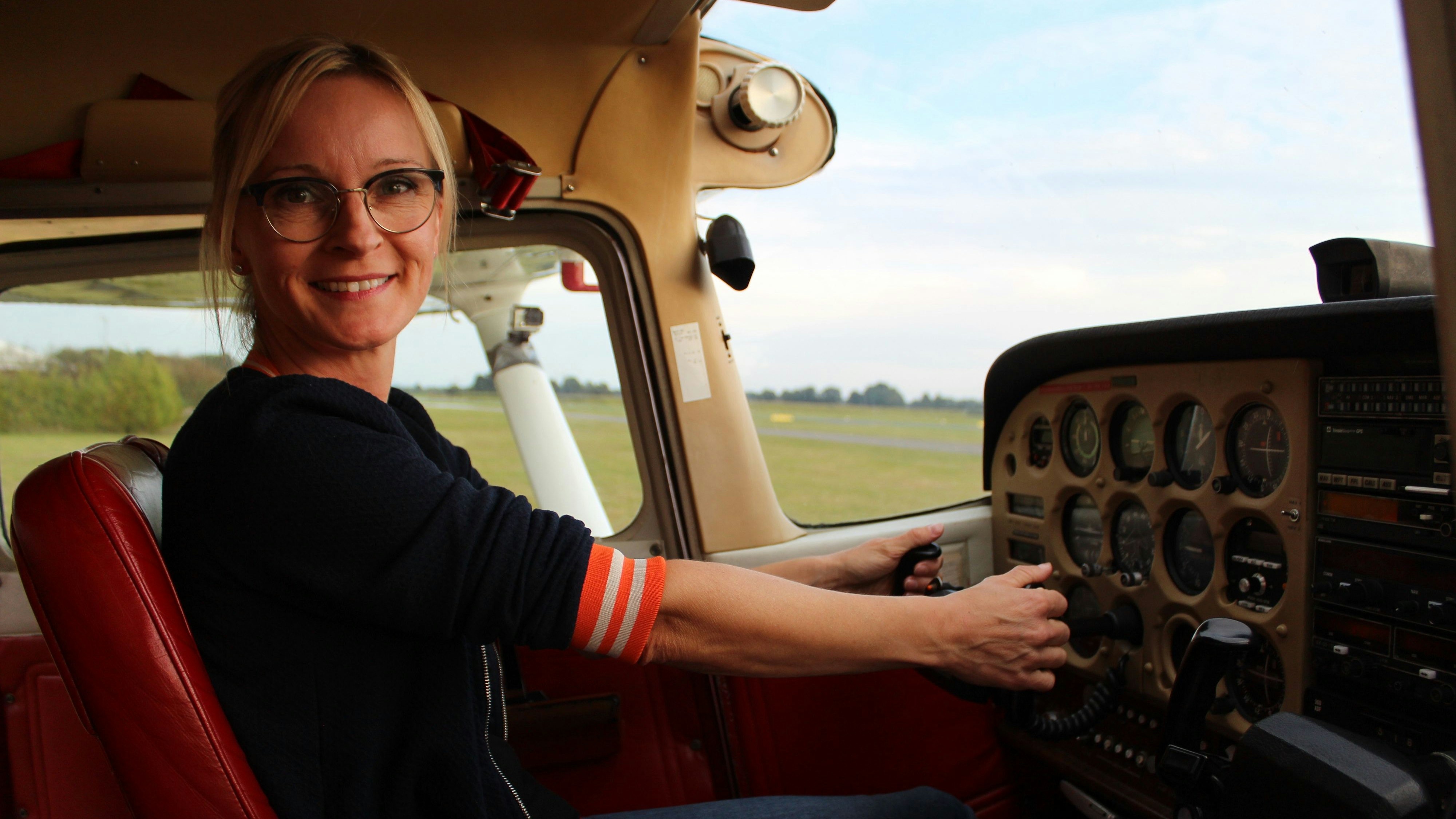 Ilona Kühling hat alles im Griff. Sie macht gerade ihren Flugschein in der Flugschule des Aero-Clubs Damme.&nbsp; &nbsp;Foto: Heinzel&nbsp;