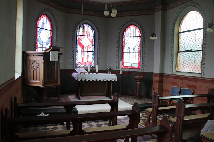 Eine besondere Atmosphäre: Zu dem Flair in der Kapelle tragen auch die von Ferdinand Starmann gestalteten Chorraumfenster bei. Foto: Lammert