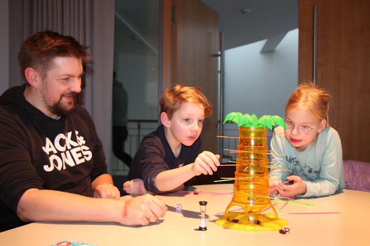 Konzentration gefragt: Carl Devey, Papa Oliver (links) und Mia Wehry hatten ihren Spaß mit dem Spiel SOS Affenalarm. Foto: Oevermann