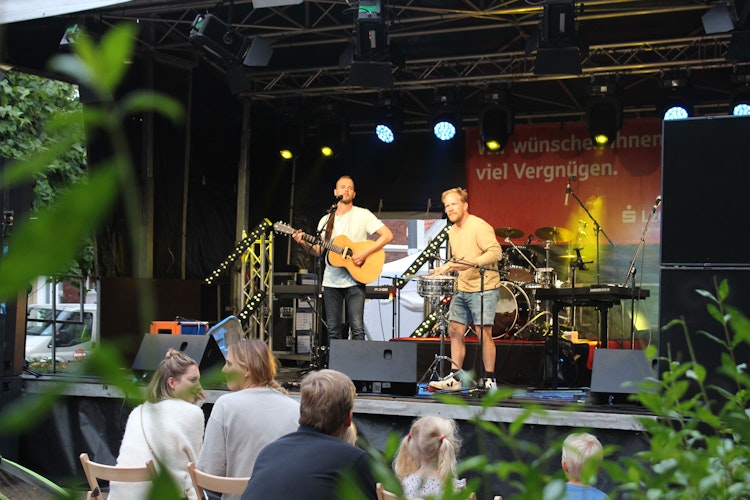Thomas König (links, Gitarre) und Carlo Runnebom (Percussion) eröffnen den Livemusik-Abend auf der LzO-Bühne. Foto: Heinzel