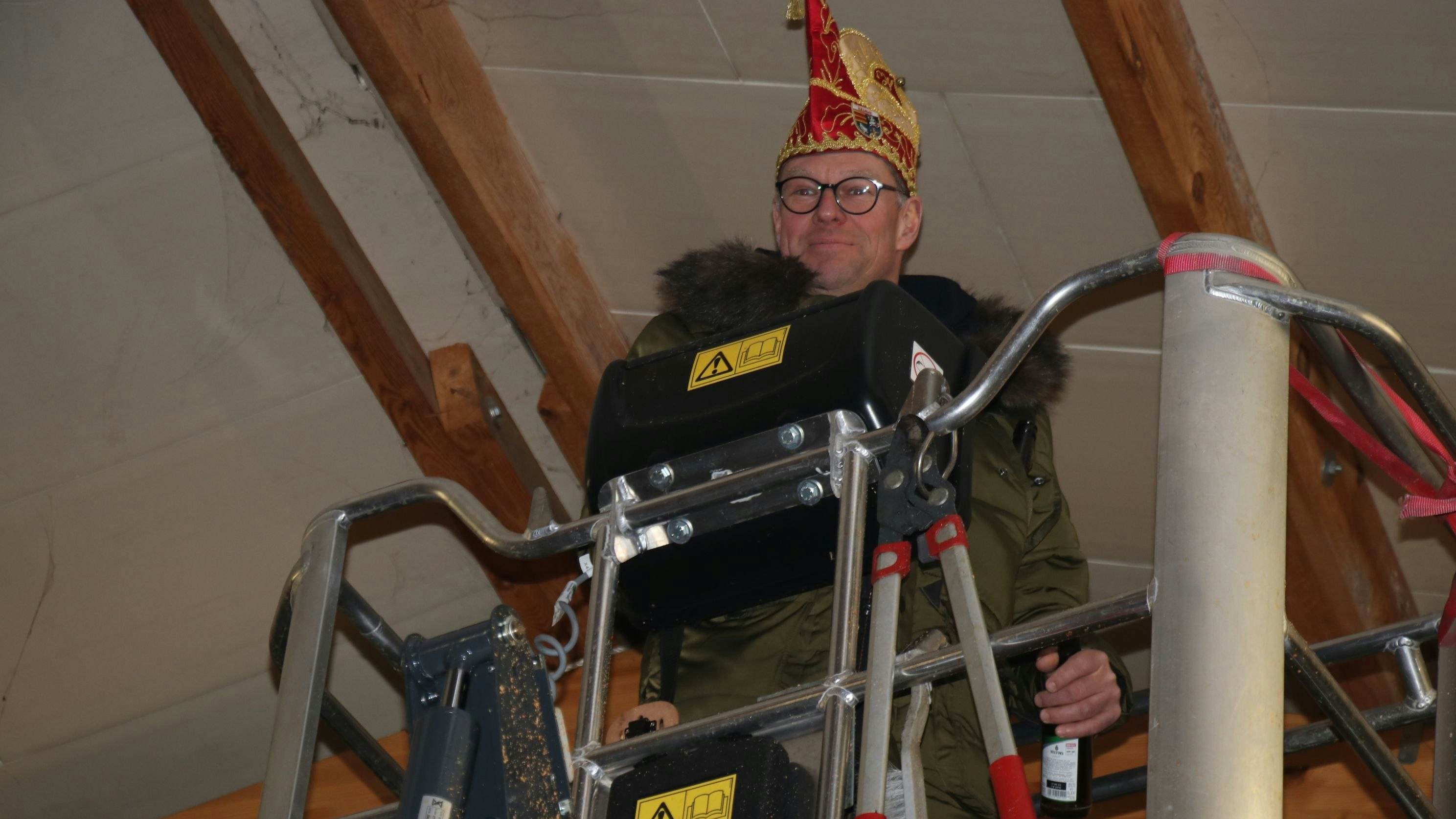 Hoch hinaus per Safety-Lift: Sascha von Wahlde nutzte moderne Technik für das Anbringen eines Prinzenaufklebers. Foto Lammert