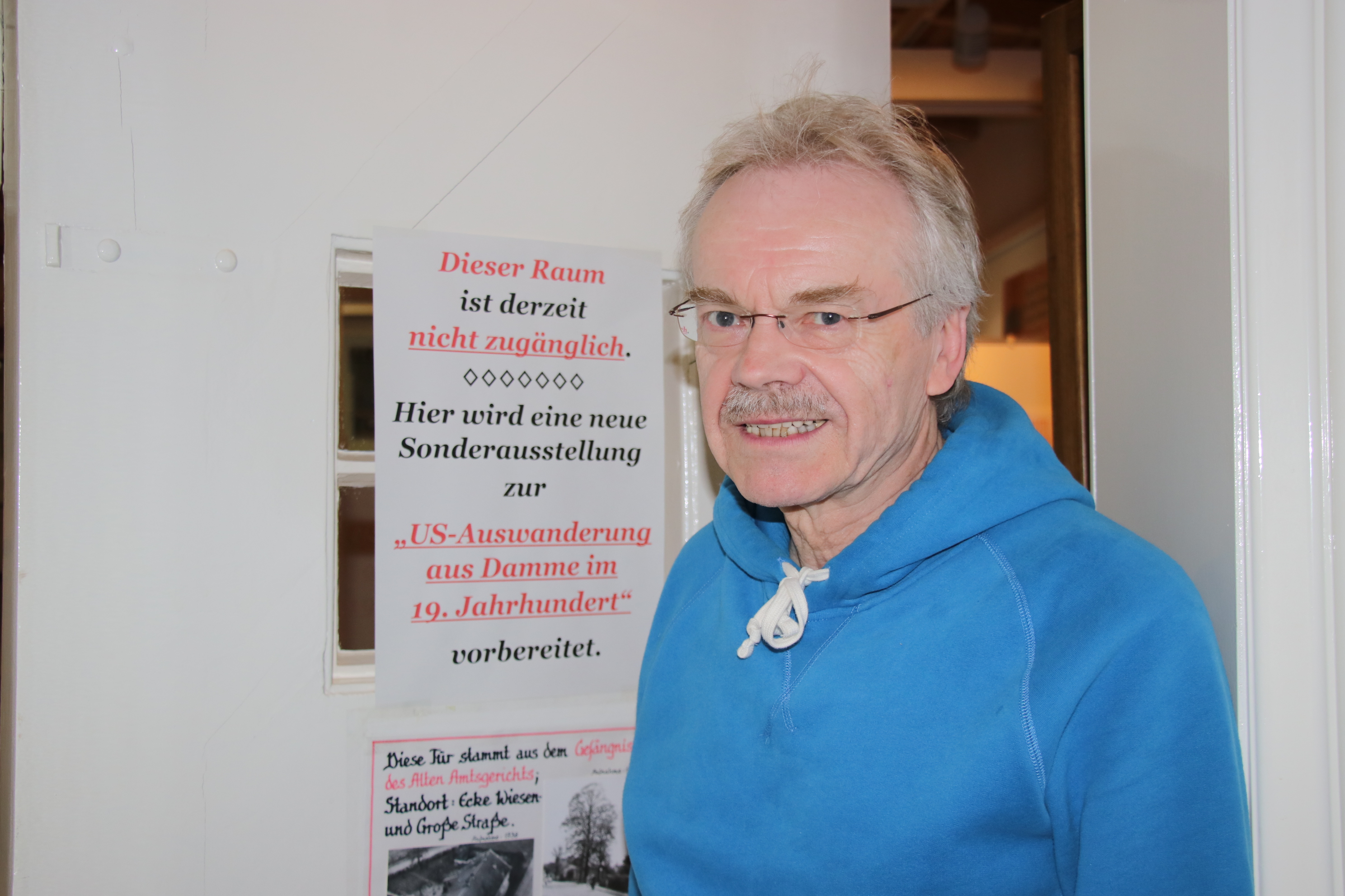 Noch verschlossen: Auf der Tür zur Sonderausstellungshalle im Dammer Stadtmuseum ist der Titel der Sonderausstellung zu lesen, die Wolfgang Friemerding derzeit vorbereitet. Foto: Lammert