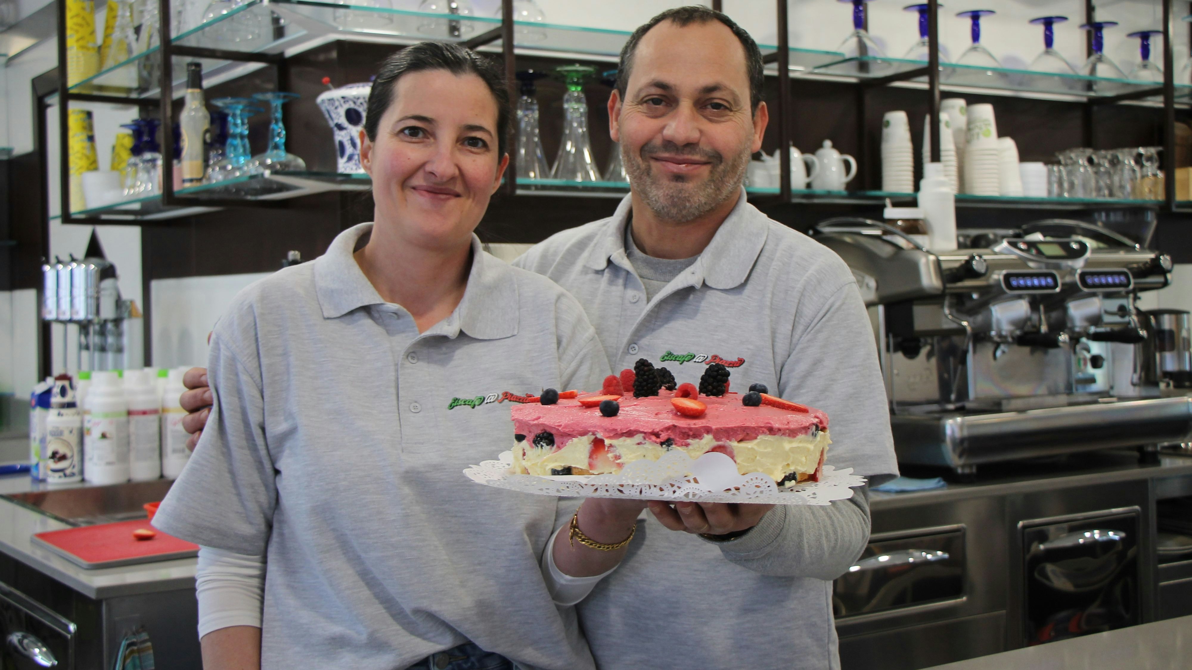 Die Eistorte als Spezialität: Dina Manuela und Filipe Morais freuen sich über ihr neues Lokal in Lohnes Stadtmitte. Foto: Oevermann