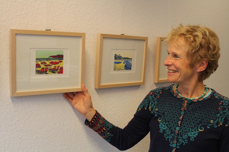 Christiane Hagemann zeigt Linolschnitte von Pia E. van Nuland aus der Artothek. Die Künstlerin hatte letztes Jahr eine Ausstellung in der Kunsthalle im Kulturbahnhof.   Foto: Heinzel
