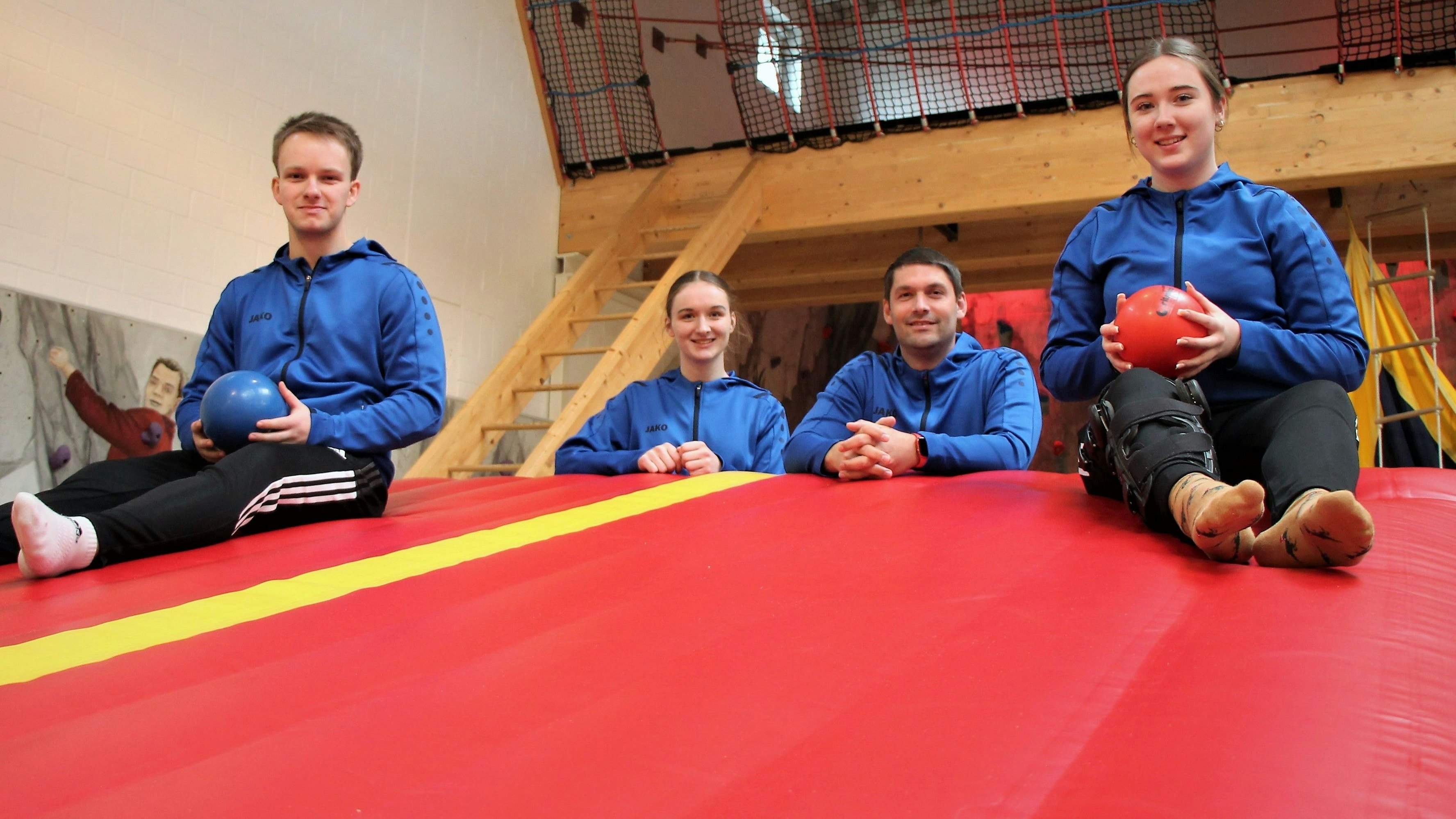 Ein Leben für den Sport: Kindersportclub-Leiter Fabian Lang (2. von rechts) ist froh über die Unterstützung durch (von links): Philipp Hagedorn, Franca Stammermann und Jule Schindelbeck. Foto: Oevermann