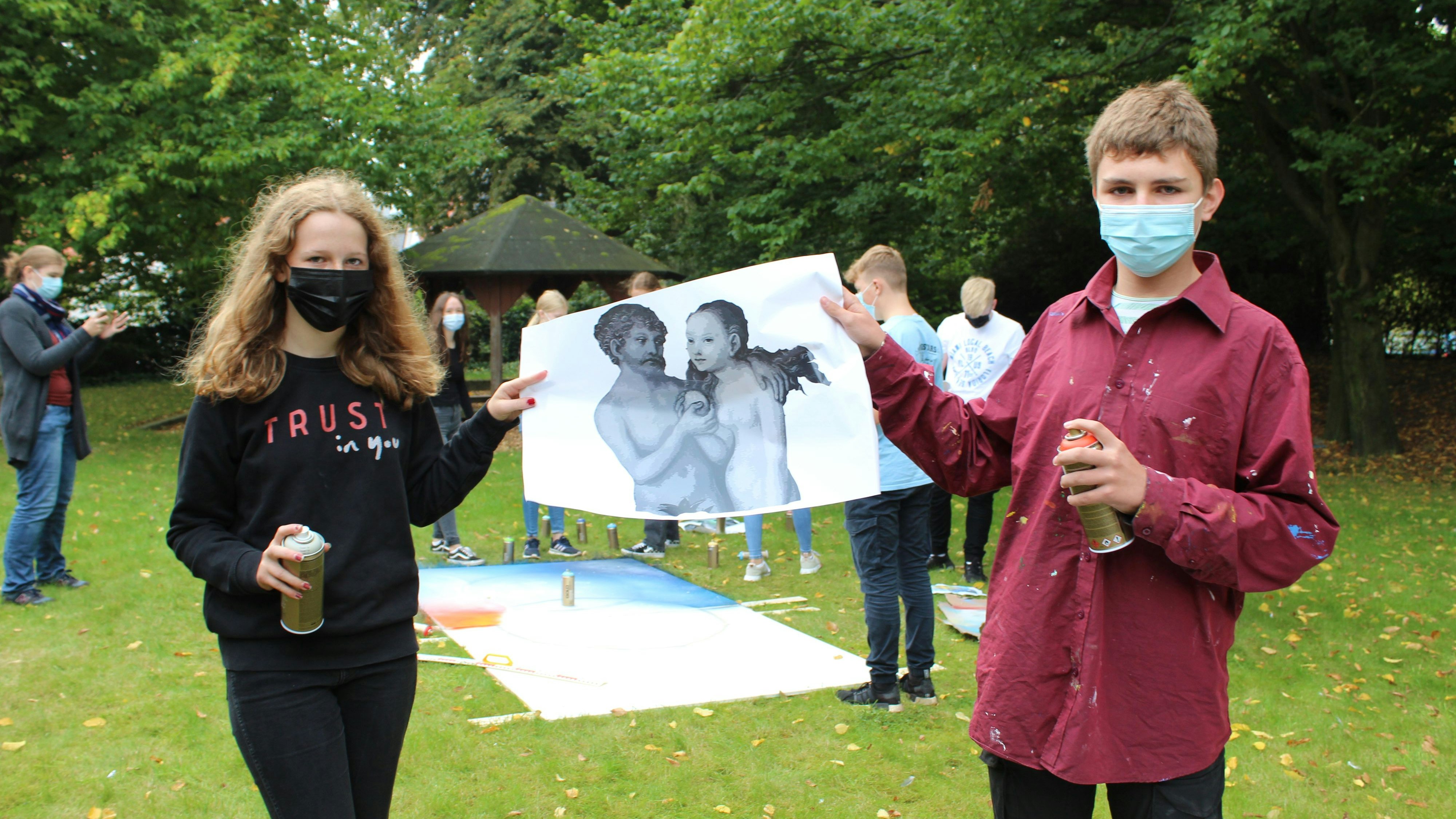 Lisa und Emil sind im Team "Adam und Eva" und haben Schablonen zum Sprayen benutzt. &nbsp;Foto: Heinzel