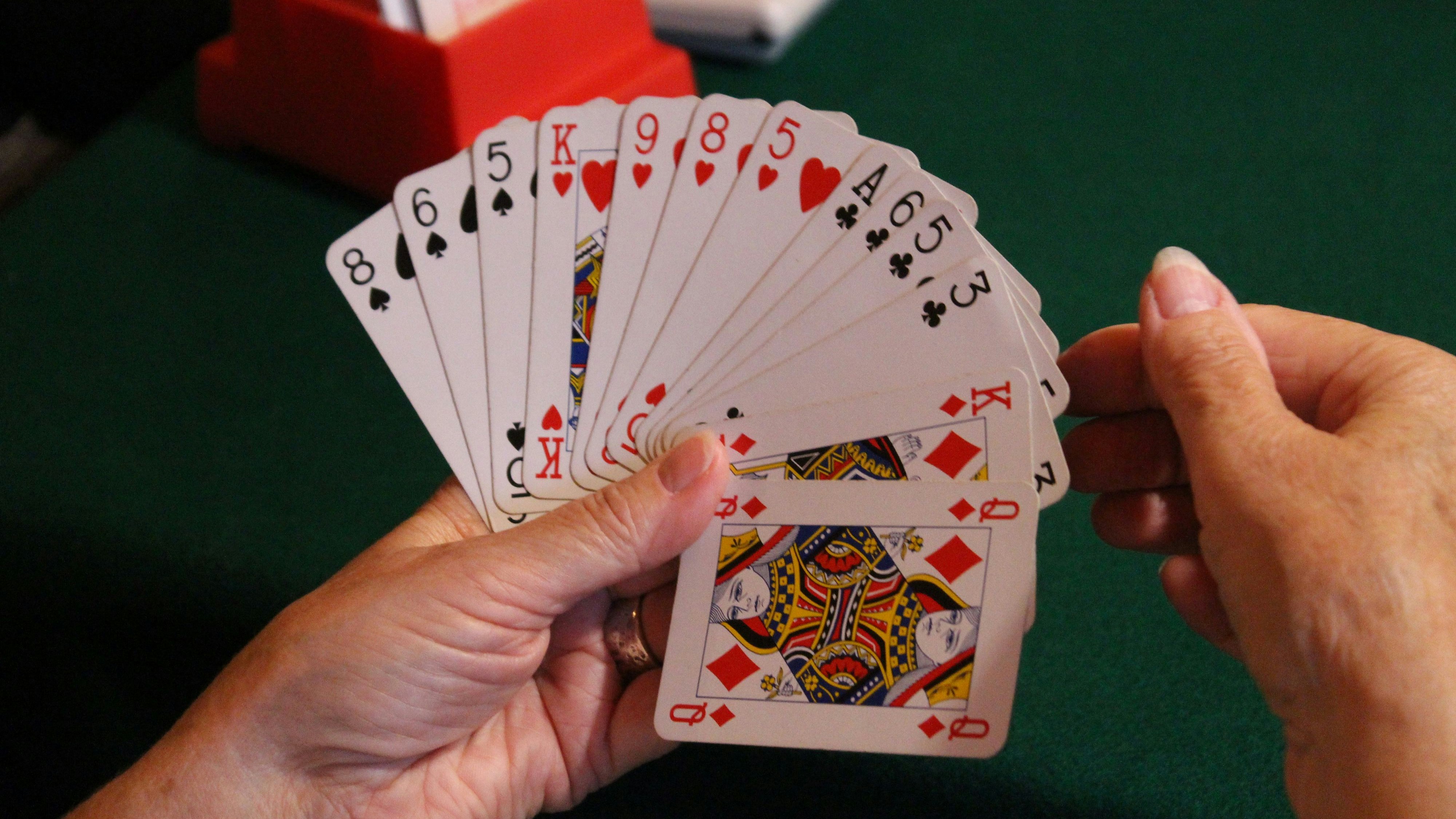 Bridge wird mit einem Pokerblatt gespielt, welches in drei Stapel mit jeweils 13 Karten aufgeteilt wird.&nbsp; &nbsp;Foto: Heinzel