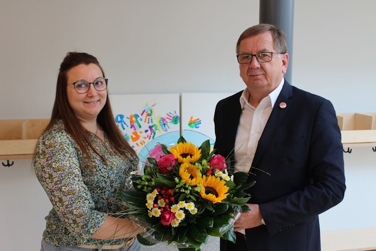 Bürgermeister Dr. Wolfgang Wiese gratuliert Kita-Leiterin Elena Hoefert zur Eröffnung der Einrichtung. Foto: Heinzel