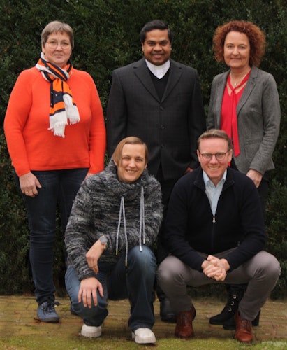 Der Vereinsvorstand: Gerda Meyer (von links), Bernadette Hartz, Pastor Boby Pallickamalil, Albert Holtvogt und Andrea Kathmann. Foto: privat