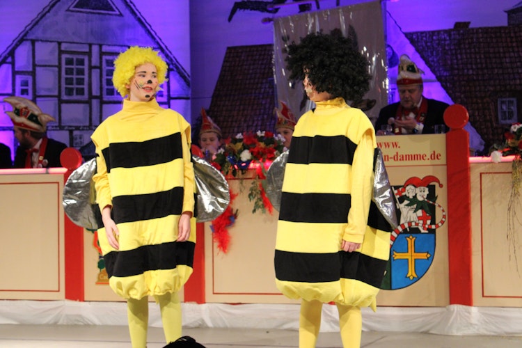 Bienenbesuch: Willi und Maja hatten neben ihren Witzen auch erheiterndes Videomaterial im Petto.