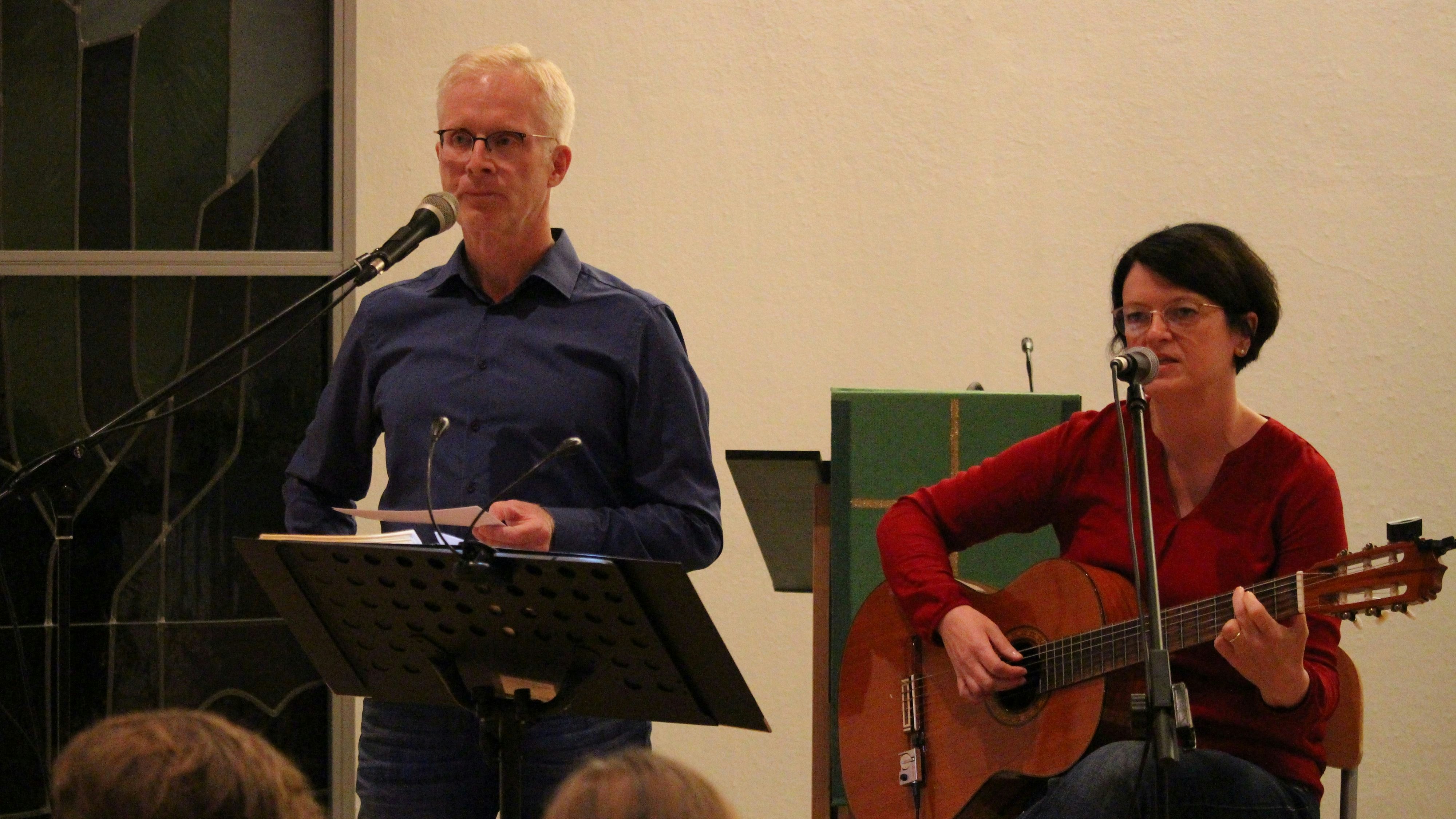 Ein eingespieltes Team: Joachim und Birgit Osterkamp. Er trägt Texte vor uns sie singt Lieder von Reinhard Mey. Foto: Heinzel