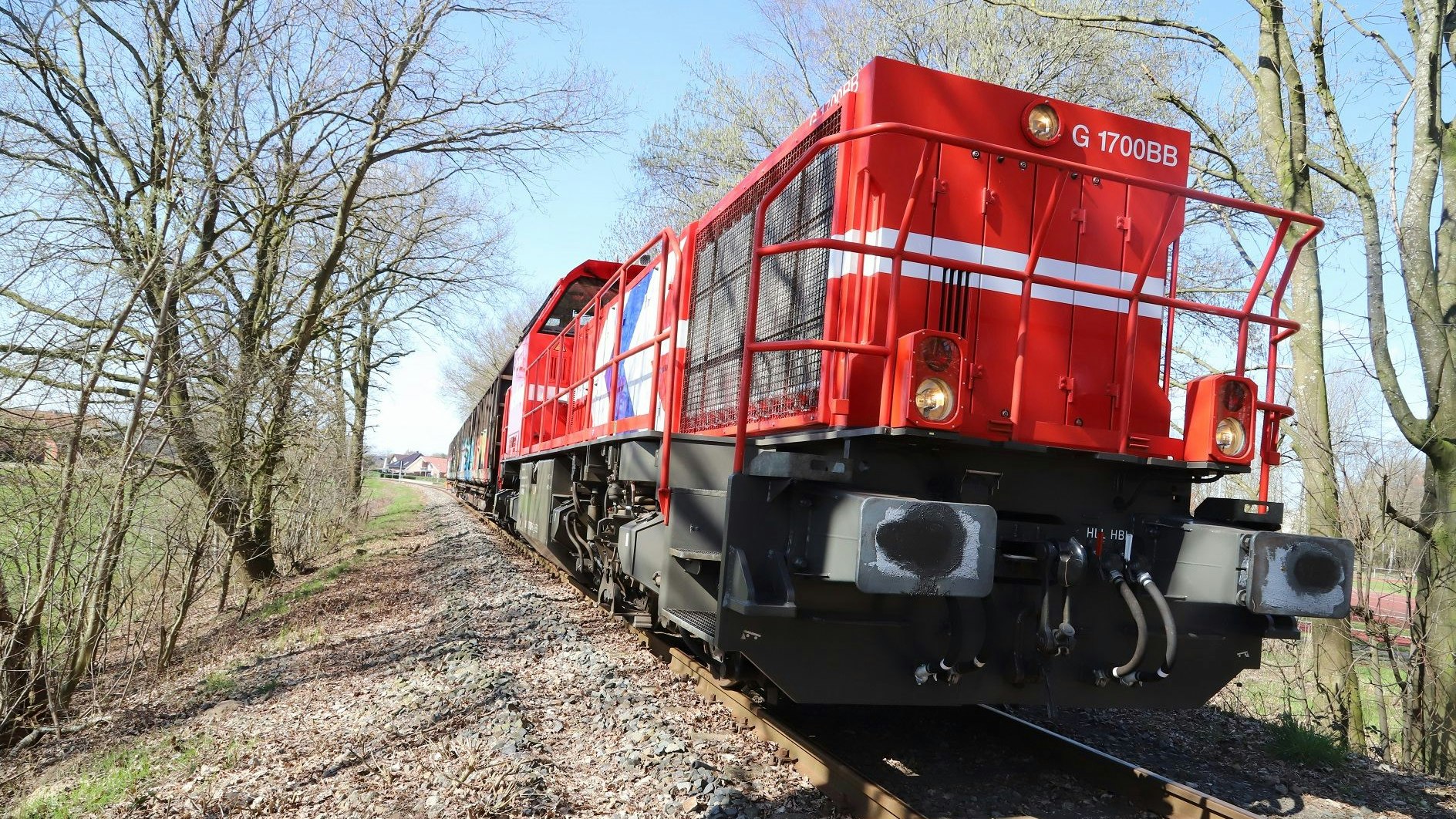 Von diesem Güterzug wurde das Auto der Fahrerin aus Strücklingen beim Bahnübergang in &nbsp;Barßelermoor erfasst. Foto: C. Passmann