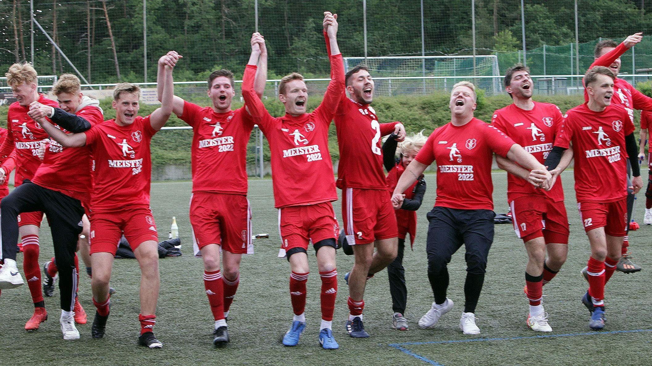 Gute Laune in Lohne: Dammes Fußballer feiern den 11:0-Sieg – und damit den Aufstieg in die Bezirksliga. Foto: Schikora
