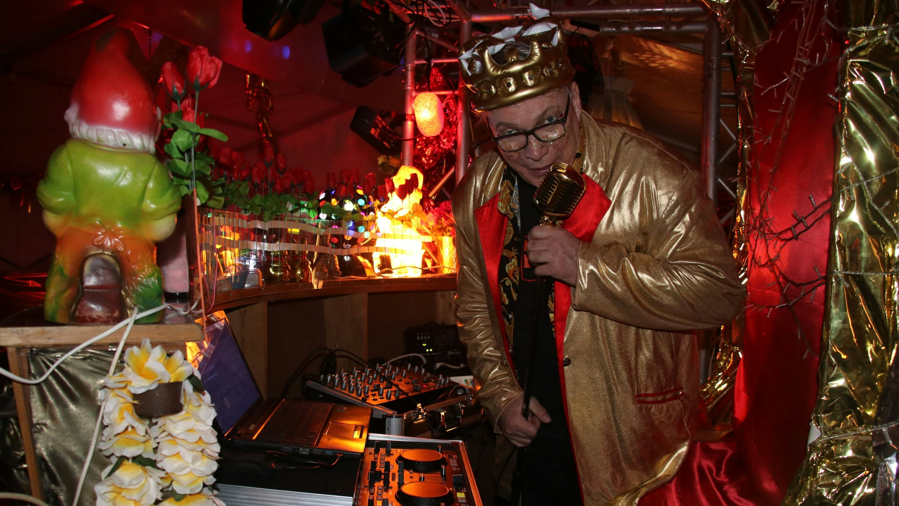 Fast schon legendär: Matthias Stöver steht während seiner DJ-Arbeit hinter der ehemaligen Sektbar des Kolpinghauses in Damme. Foto: Lammert