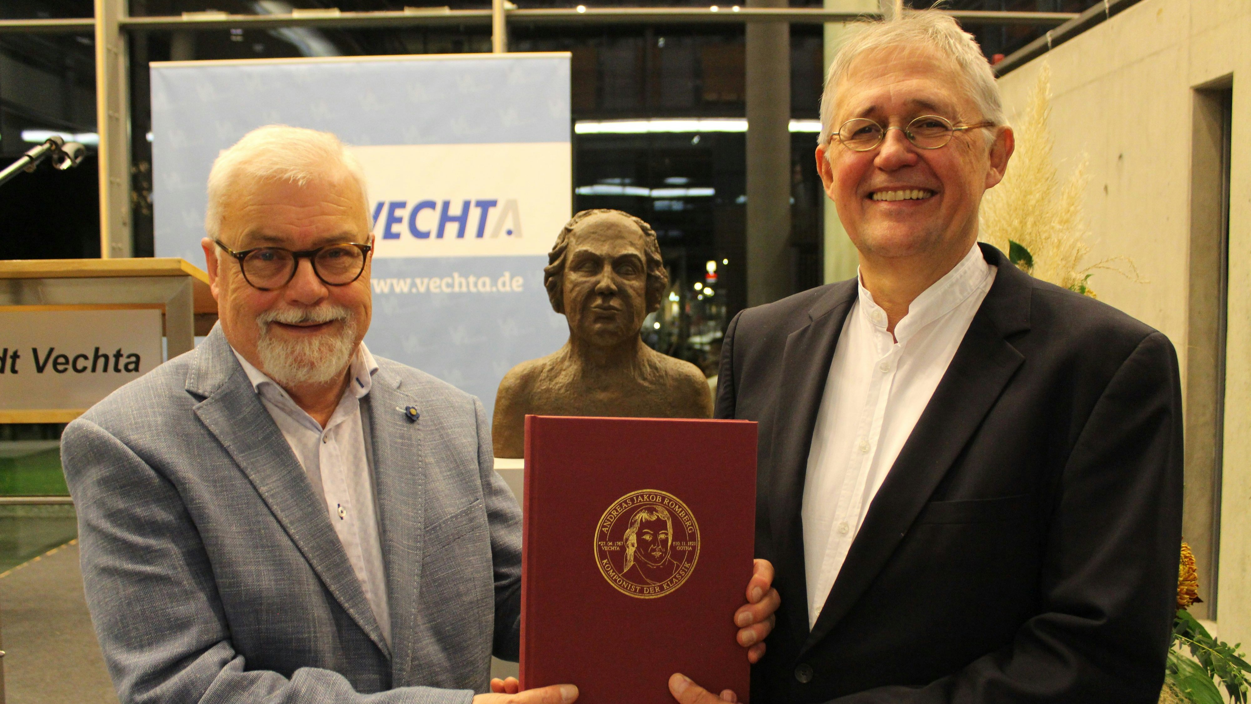 Sie halten es in den Händen: Stolz präsentieren Dr. Klaus G. Werner (links) und Prof. Wolfgang Mechnser das Andreas Romberg Werkverzeichnis. Foto: Heinzel