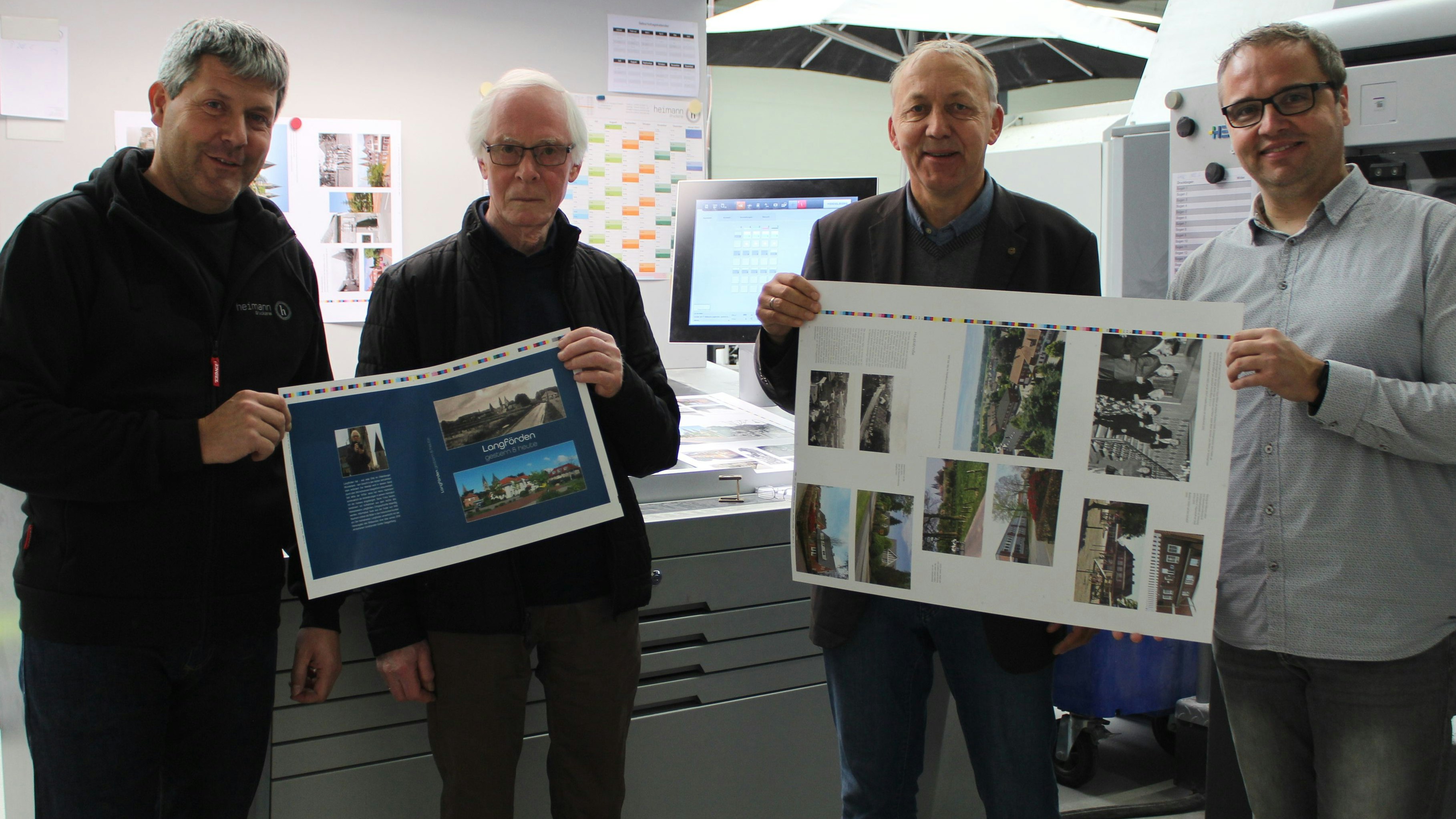 Freuen sich über den Bildband (von links): Matthias Heimann (Druckerei Heimann), Fotograf Heinz Hartmann, Autor Willi Baumann (Heimatverein Langförden) und Ronald Bötefür (Druckerei Heimann). Foto: Heinzel