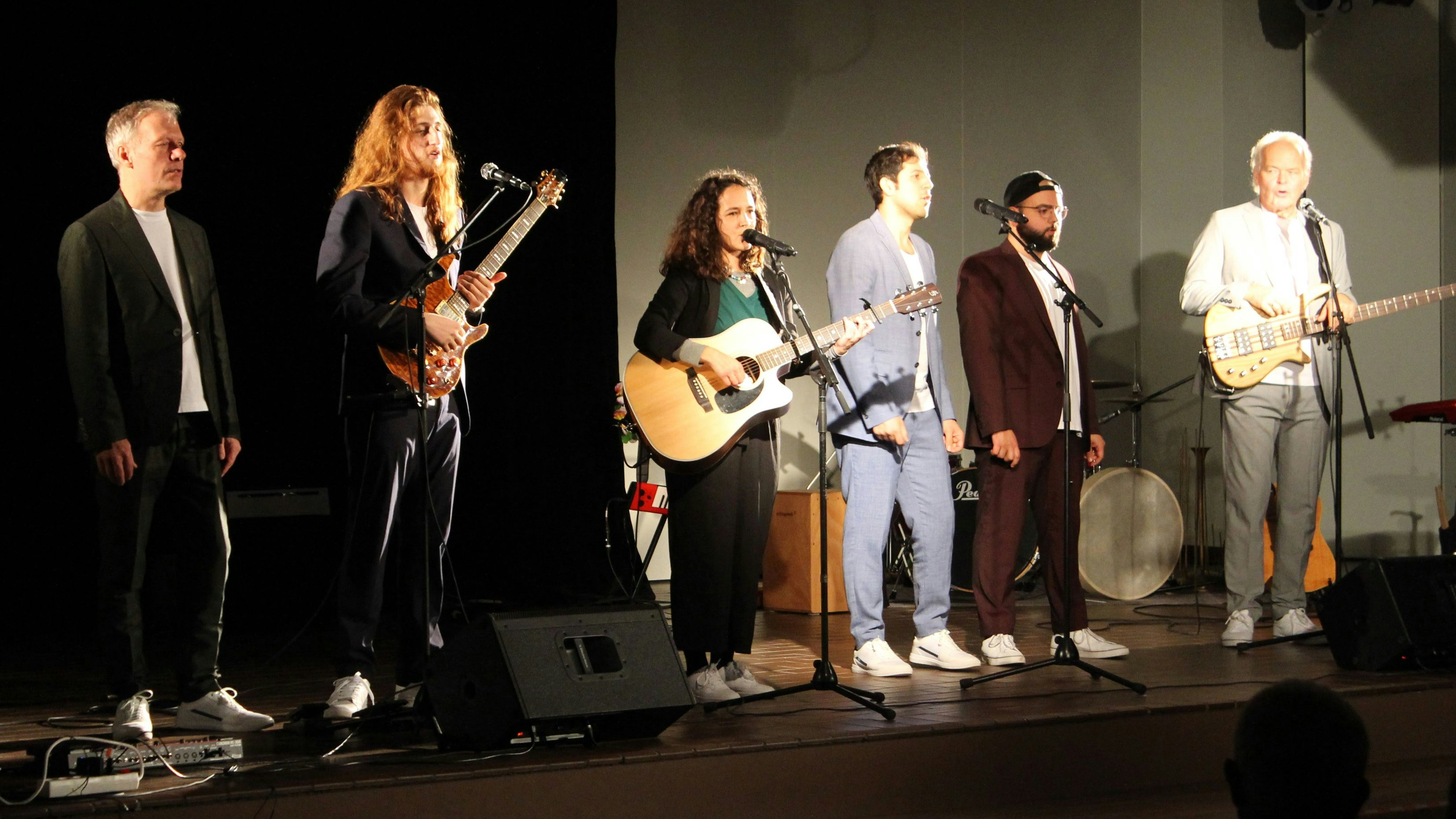 Die Zollhausboys (von links): Thomas Krizsan, Ismaeel Foustok, Selin Demirkan, Azad Kour, Shvan Sheikho und Pago Balke. Foto: Heinzel