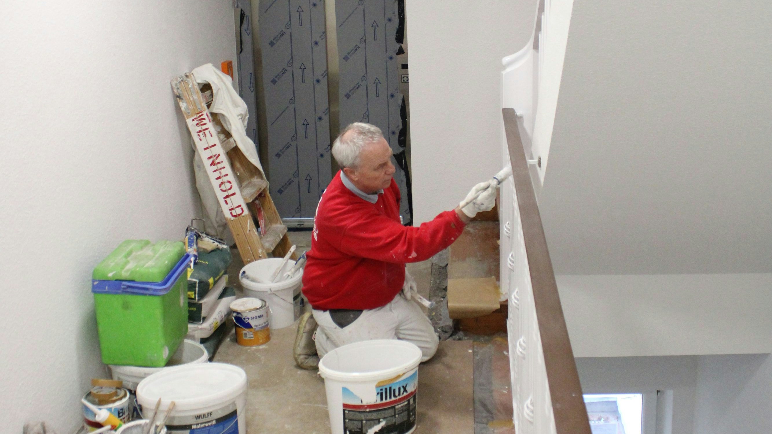 Letzter Feinschliff im Treppenhaus: Maler lackieren die alte Treppe, die in ihrer Substanz erhalten bleibt. Foto: Kemnade