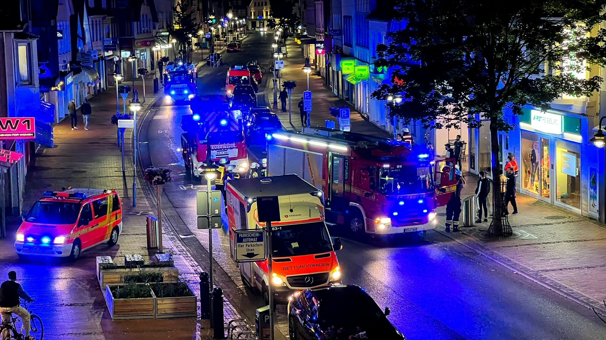 Kleiner Brand, große Wirkung: Feuerwehr, Polizei und Rettungsdienst waren an der Großen Straße im Einsatz. Foto: Chowanietz