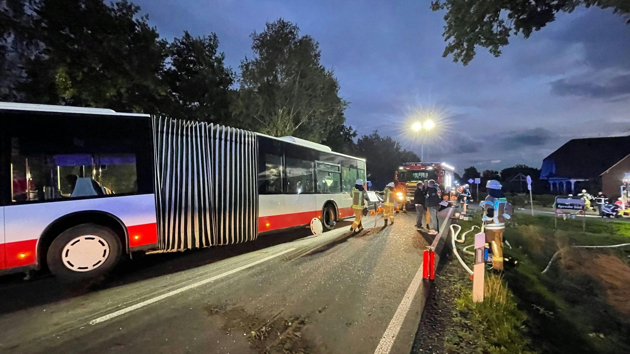 Realistisches Einsatzszenario: In dem Bus sitzen vermeintlich Verletzte. Foto: M. Niehues