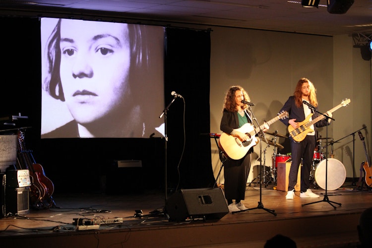Ein Lied für Sophie Scholl, gesungen von Selen Demirkan (links) und begleitet von Ismaeel Foustok. Foto: Heinzel
