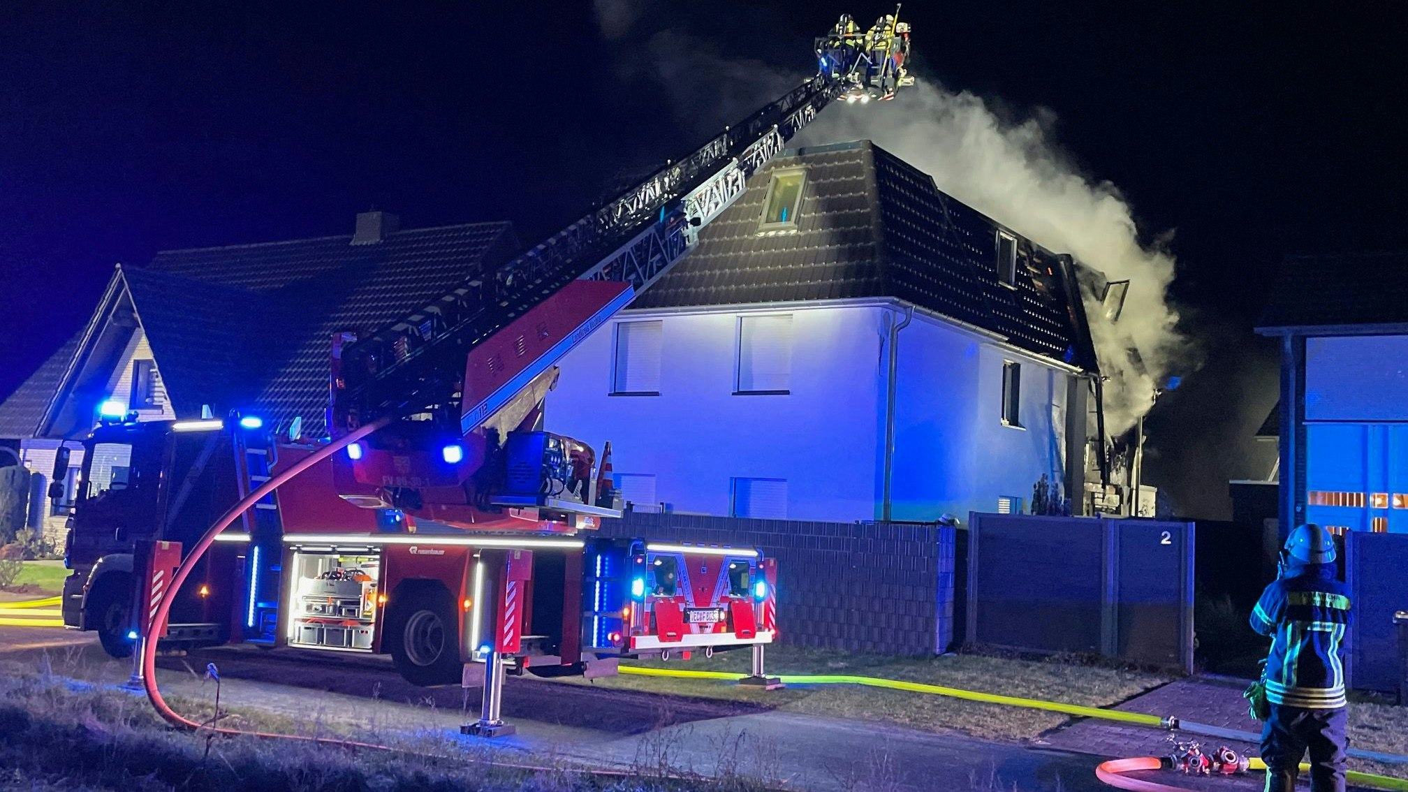 Einsatz der Drehleiter: Die Feuerwehren aus Vechta und Langfördern löschen den Dachstuhl des brennenden Gebäudes. Foto: M. Niehues