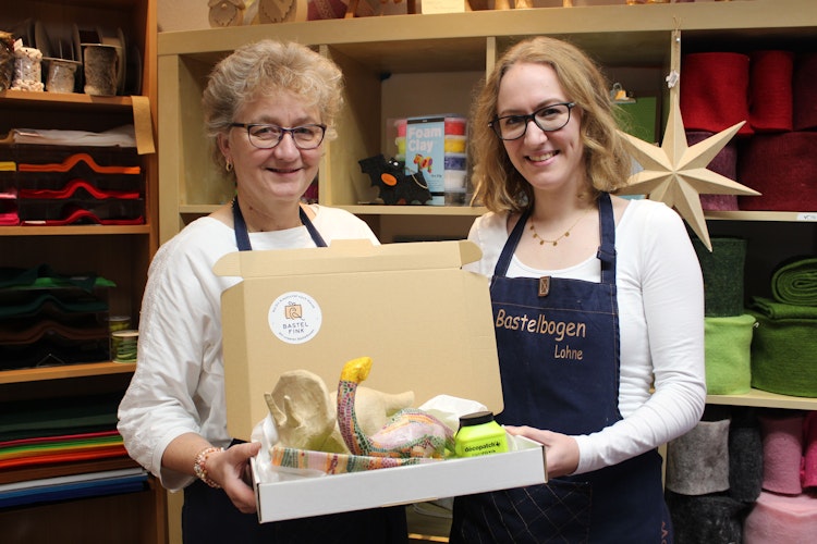 Erfolgsrezept Kreativboxen: Elisabeth (links) und Marleen Vink entwickelten innerhalb eines halben Jahres ihren Online-Shop Bastelfink. Foto: Heinzel