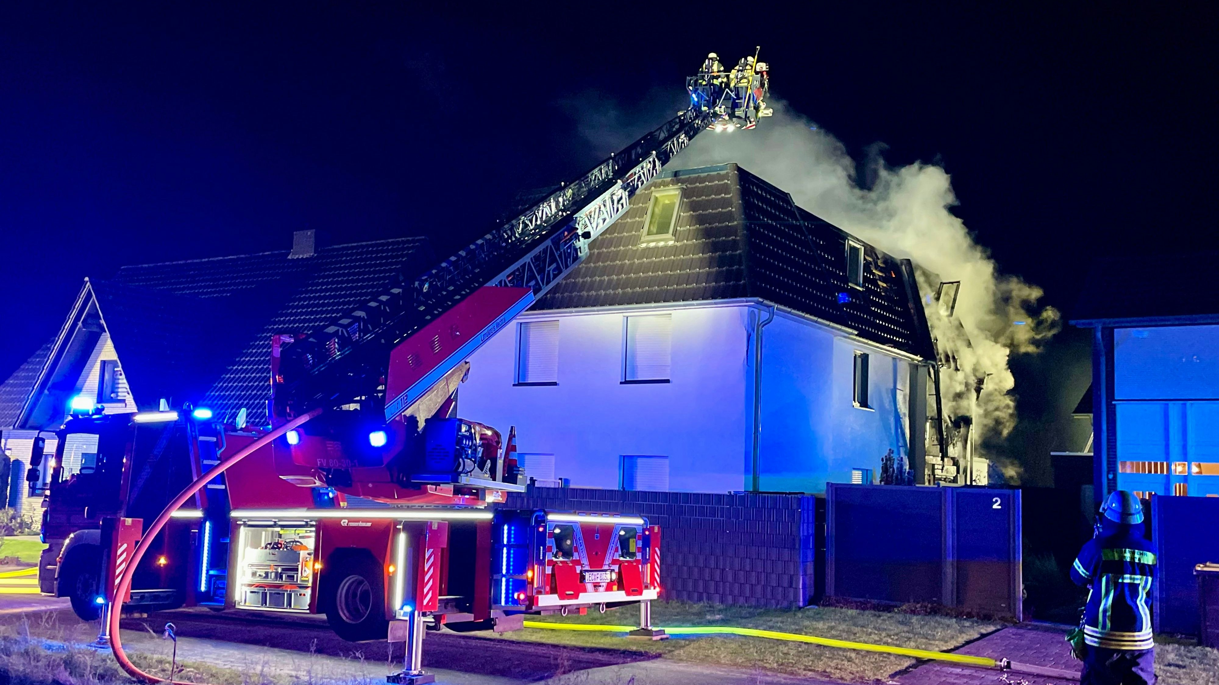 Auch die Drehleiter war im Einsatz. Die Feuerwehren aus Vechta, Langförden und Lutten hatten den Brand schnell unter Kontrolle. Foto: M. Niehues