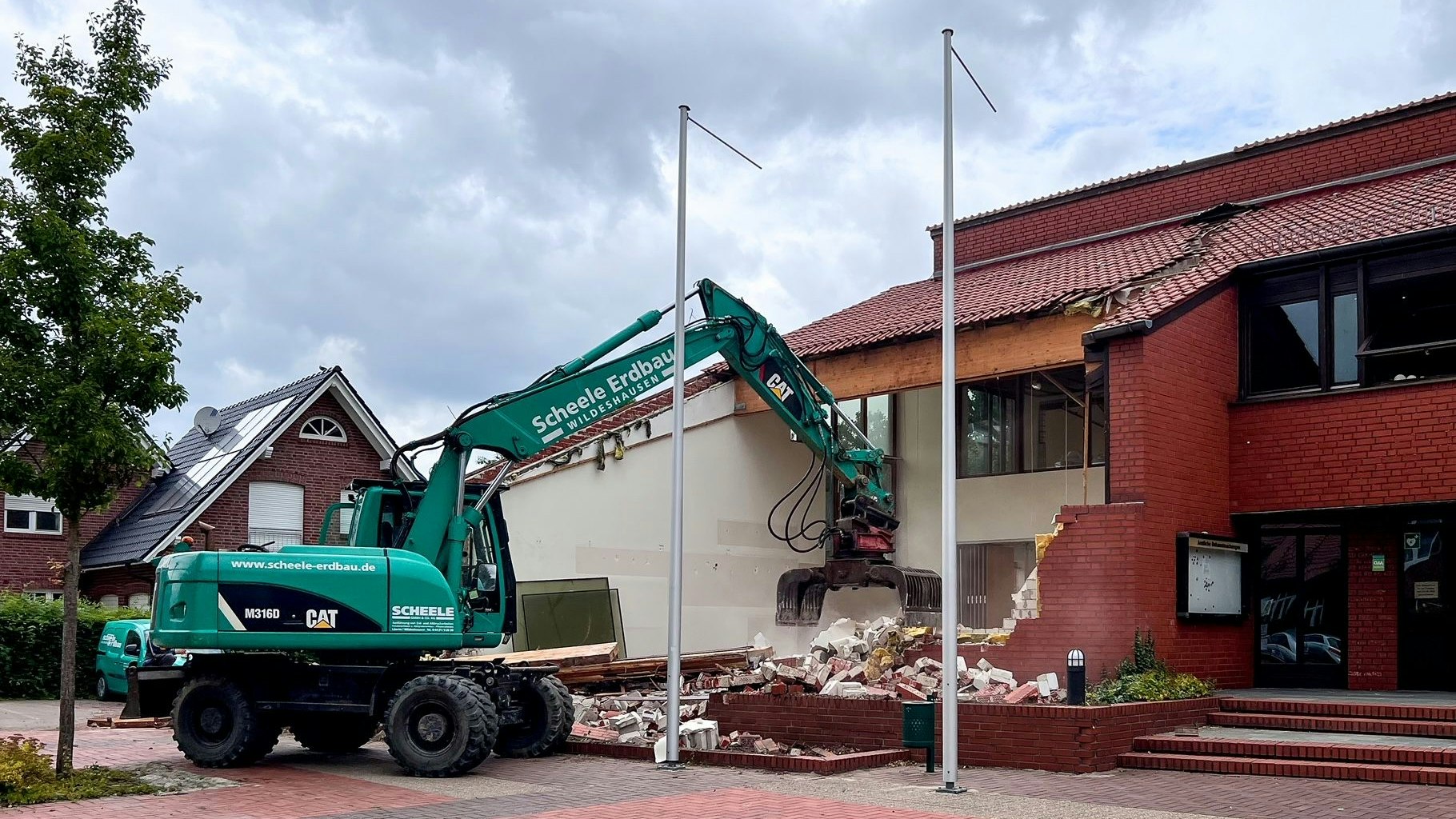 Ein Teil des Rathauses in Bakum wird bereits abgerissen. Am Freitag rückte der Radlader an. Foto: Chowanietz