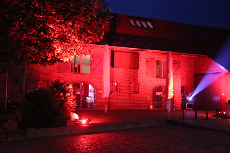 In besseren Zeiten ein Ort vieler Veranstaltungen: Auch die Scheune Leiber präsentierte sich in rotes Licht getaucht. Foto: Lammert