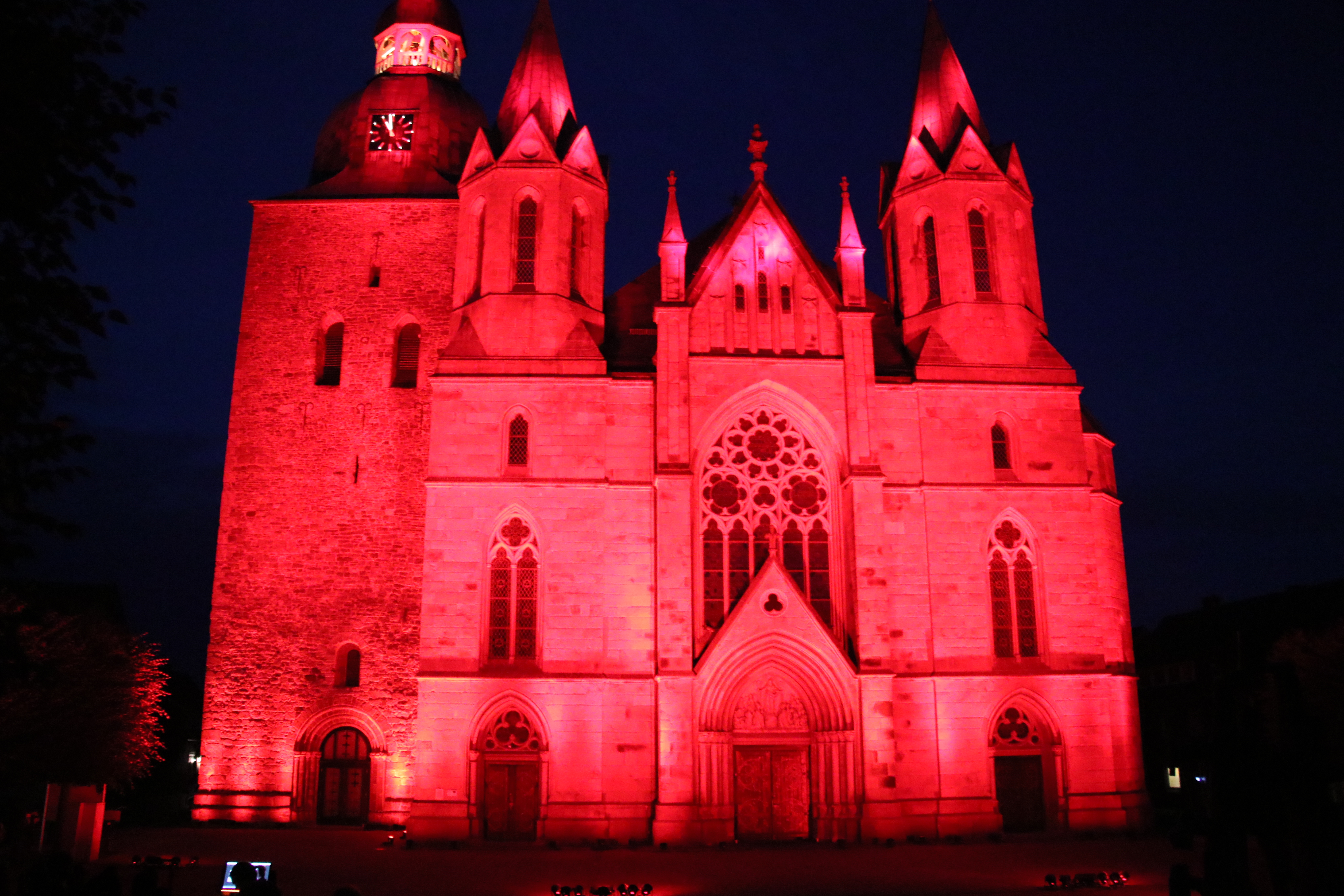 Ganz in Rot: Die Fassade des St.-Viktor-Doms präsentierte sich in ungewohntem Rot. Den vielen Zuschauern gefiel das Bild sehr gut. Foto: Lammert