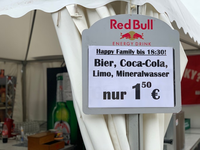 Getränkepreise 2019: Am Familientag gab es tagsüber auch solche Sonderangebote. Foto: M. Niehues