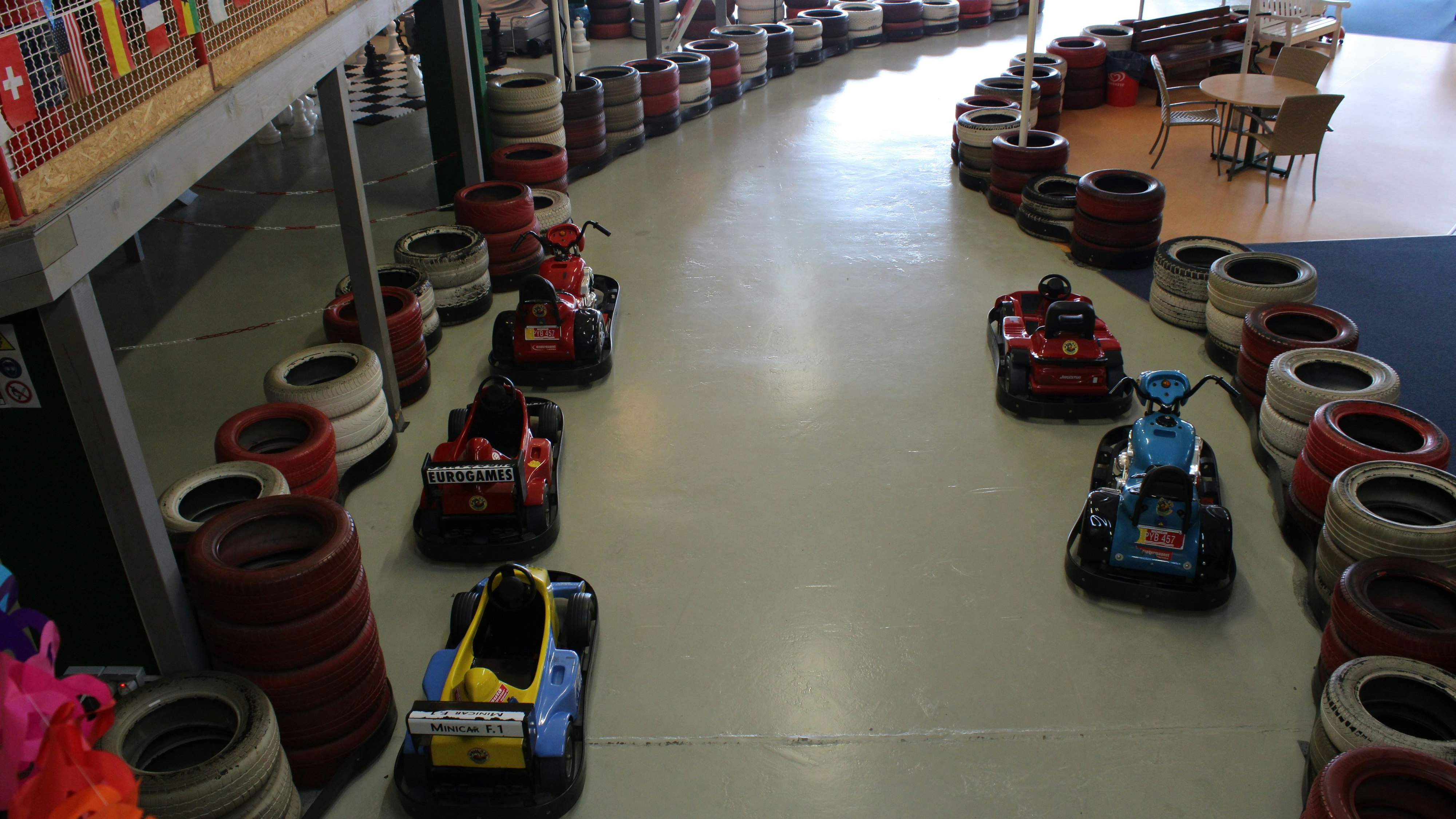 Noch in der Boxengasse: Hier flitzen schon bald die ersten Mini-Formel-1-Piloten los. Foto: Kemnade