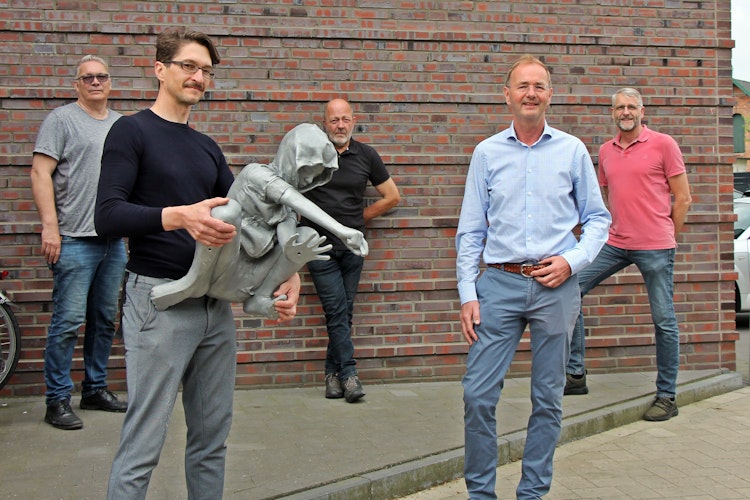 Stehen hinter dem Kunstprojekt: (von links) Matthias Stöver, Künstler Gregor Gaida, Norbert Enker, Eigentümer Dr. Jürgen Bosche sowie Dr. Lars Petersen. Foto: Oevermann
