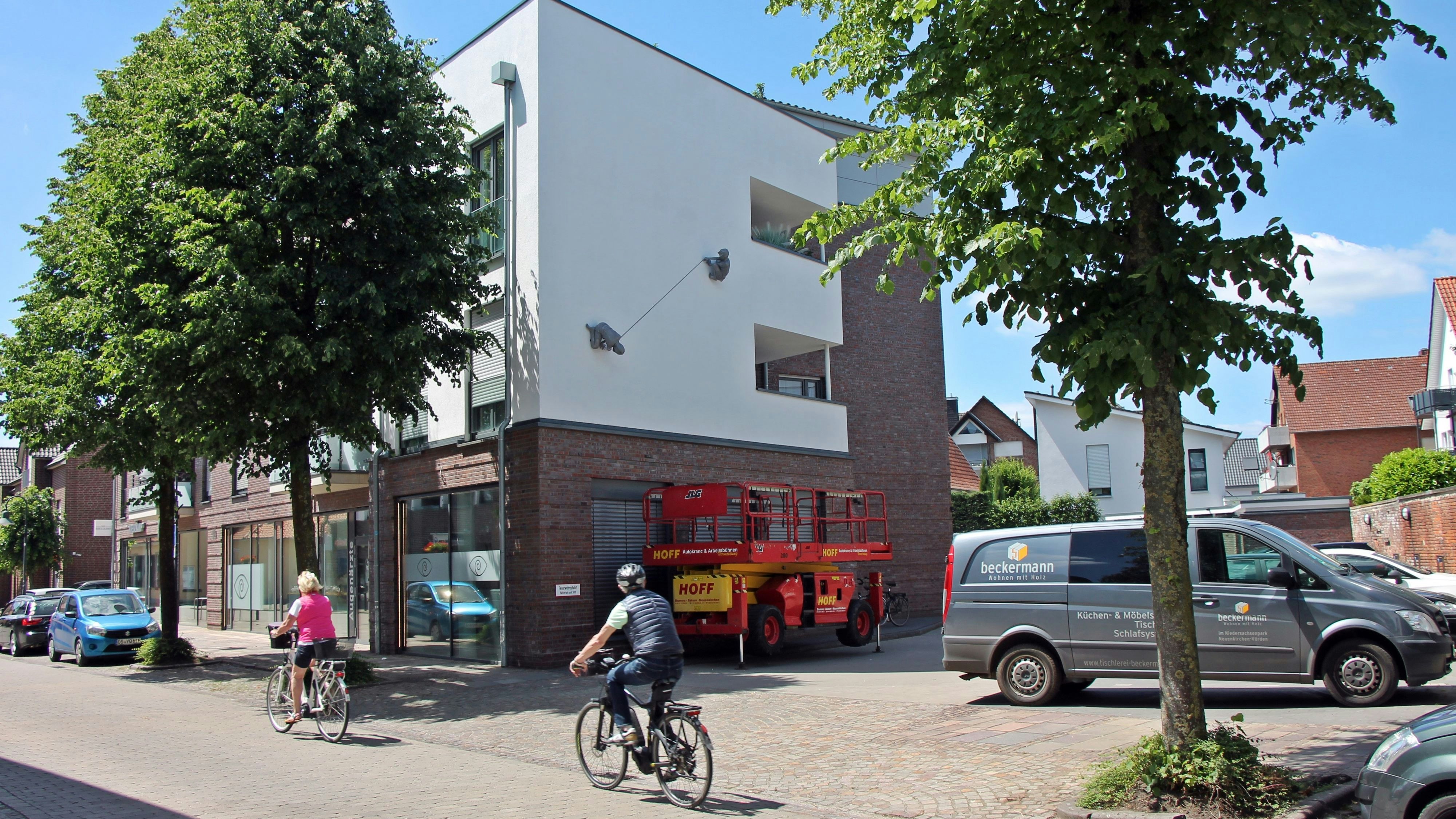 Gut sichtbar: An der Fassade des Wohn- und Geschäftshauses finden sich die beiden "Grenzgänge" aus Aluminium. Fotos: Oevermann