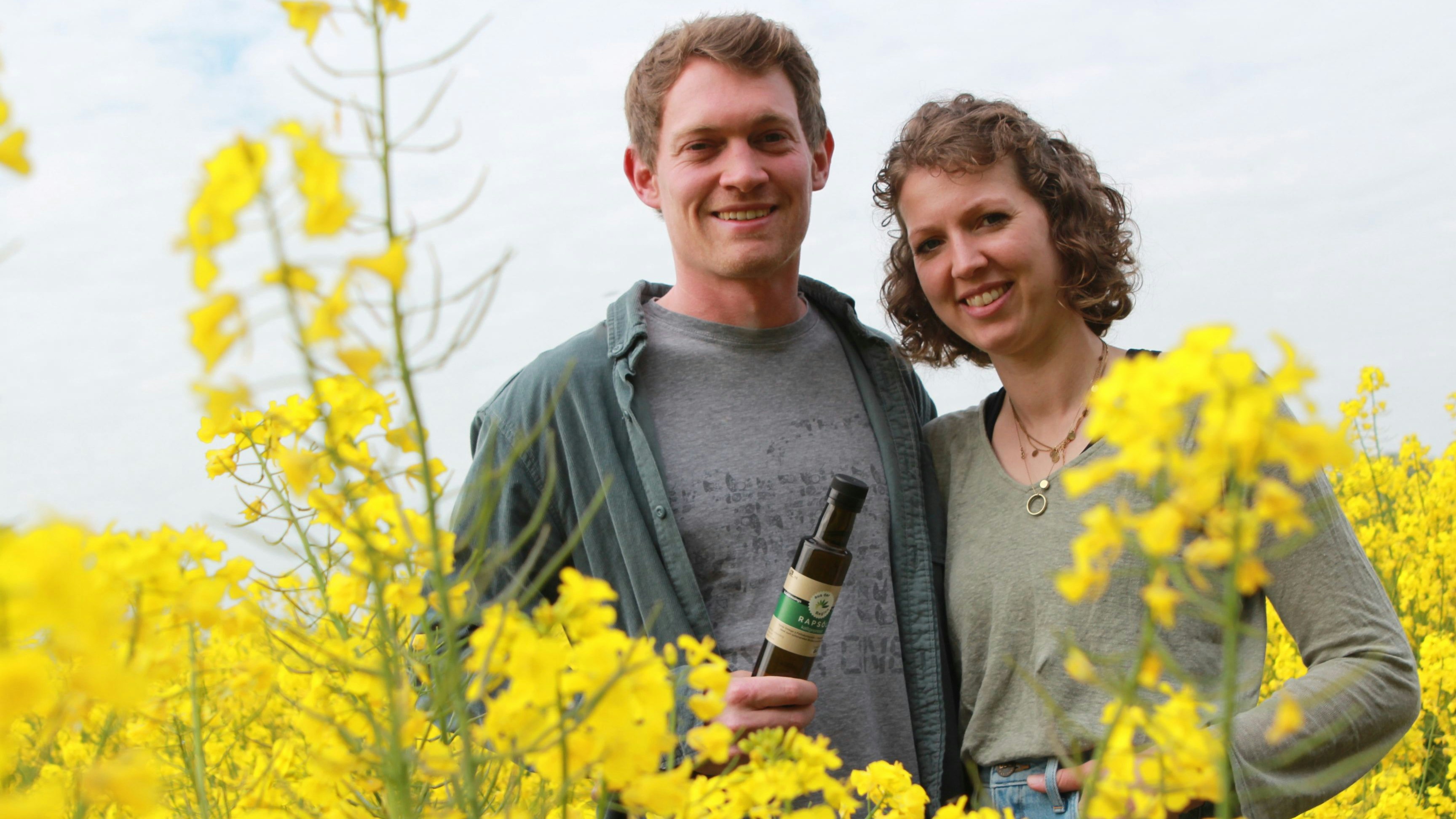 Die gelb blühenden Pflanzen haben es ihnen angetan: Auf rund 5 Hektar bauen Matthias und Vivien Lübberding Raps und Sonnenblumen an. Foto: Biegel