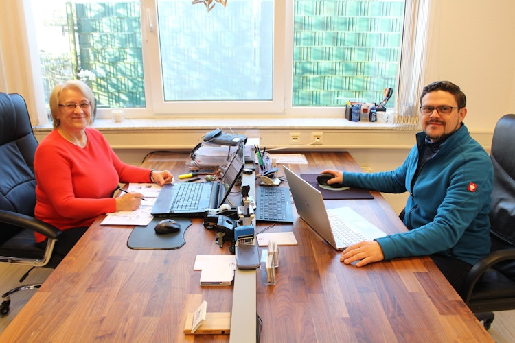 Nico Sellers EBS Elektrotechnik ist ein Familienunternehmen. Mutter Olga arbeitet im Büro mit.   Foto: Heinzel