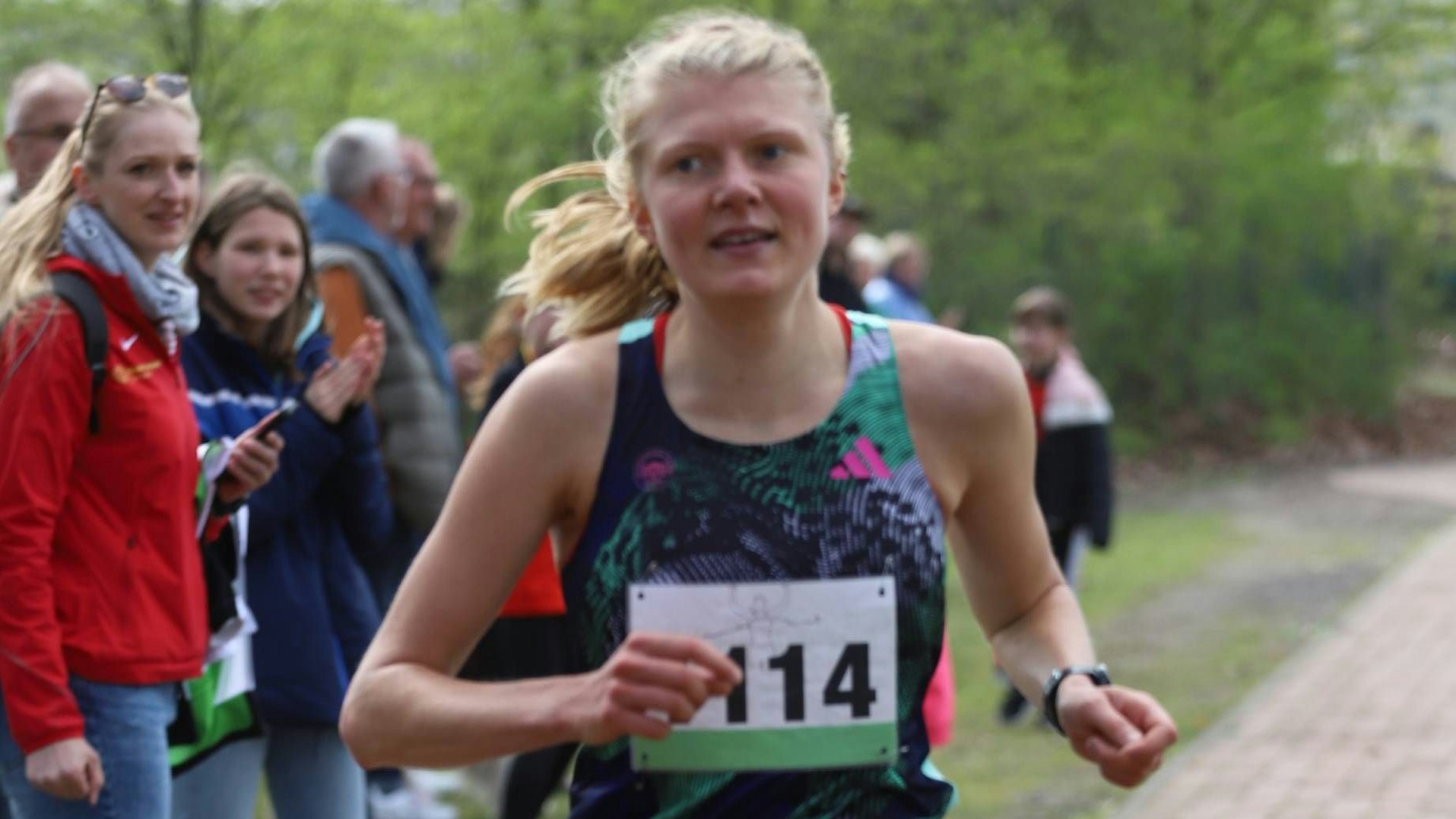 Hat als erste Frau den 10-Kilometer-Lauf gewonnen: Die 27-jährige Christina Gerdes aus Garrel beim Zieleinlauf. Foto: Passmann