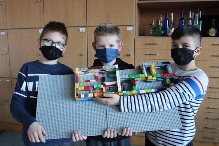 Joel Schuh (links), Steven Neumann (Mitte) und Timo Kolschevski aus der 5a bauen ein Legomodell des Hauses an der Amsterdamer Prinsengracht. 