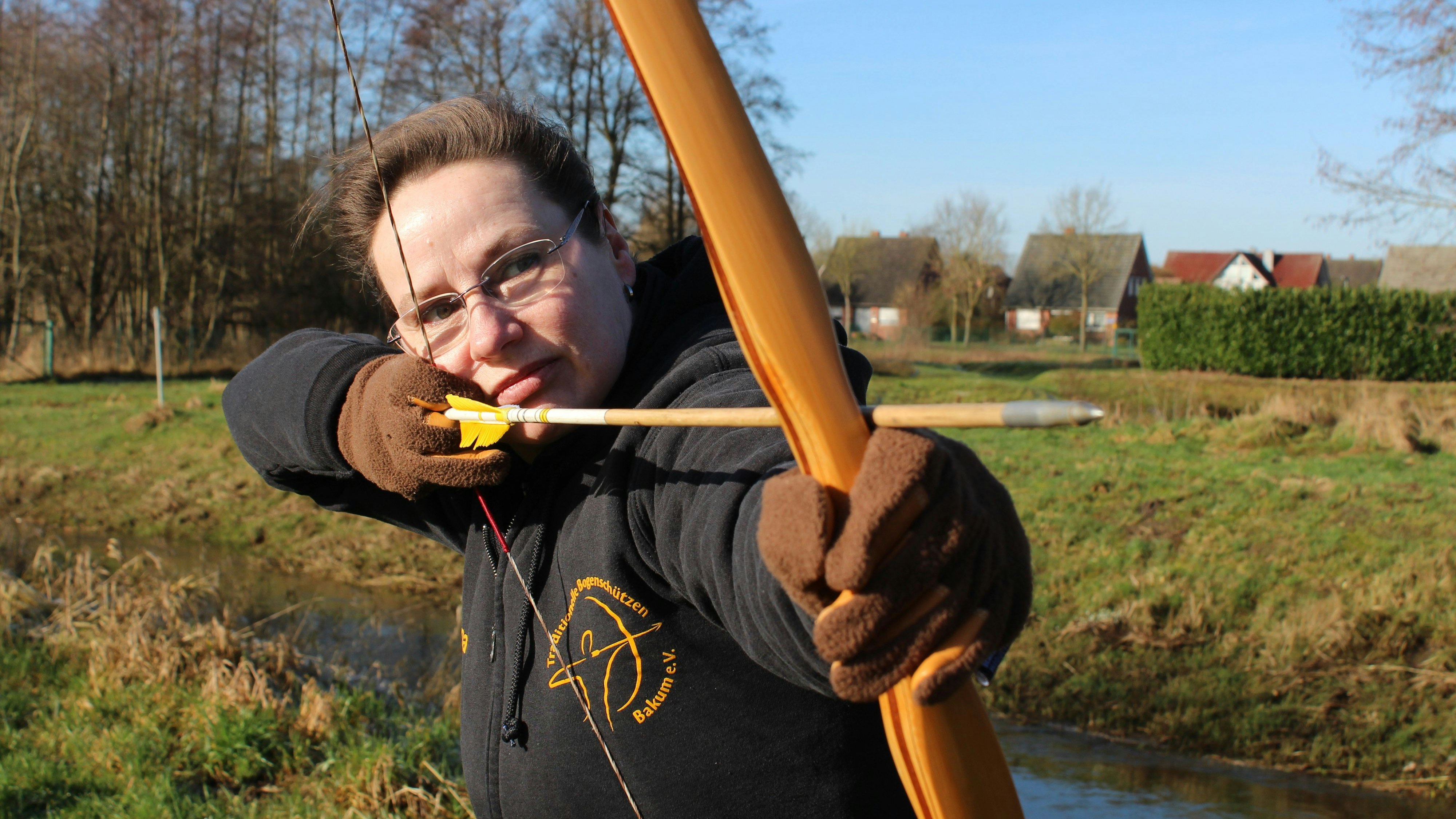Tina Schwanner ist Gründungsmitglied bei den Traditionellen Bogenschützen Bakum und trainiert den Nachwuchs. Foto: Heinzel