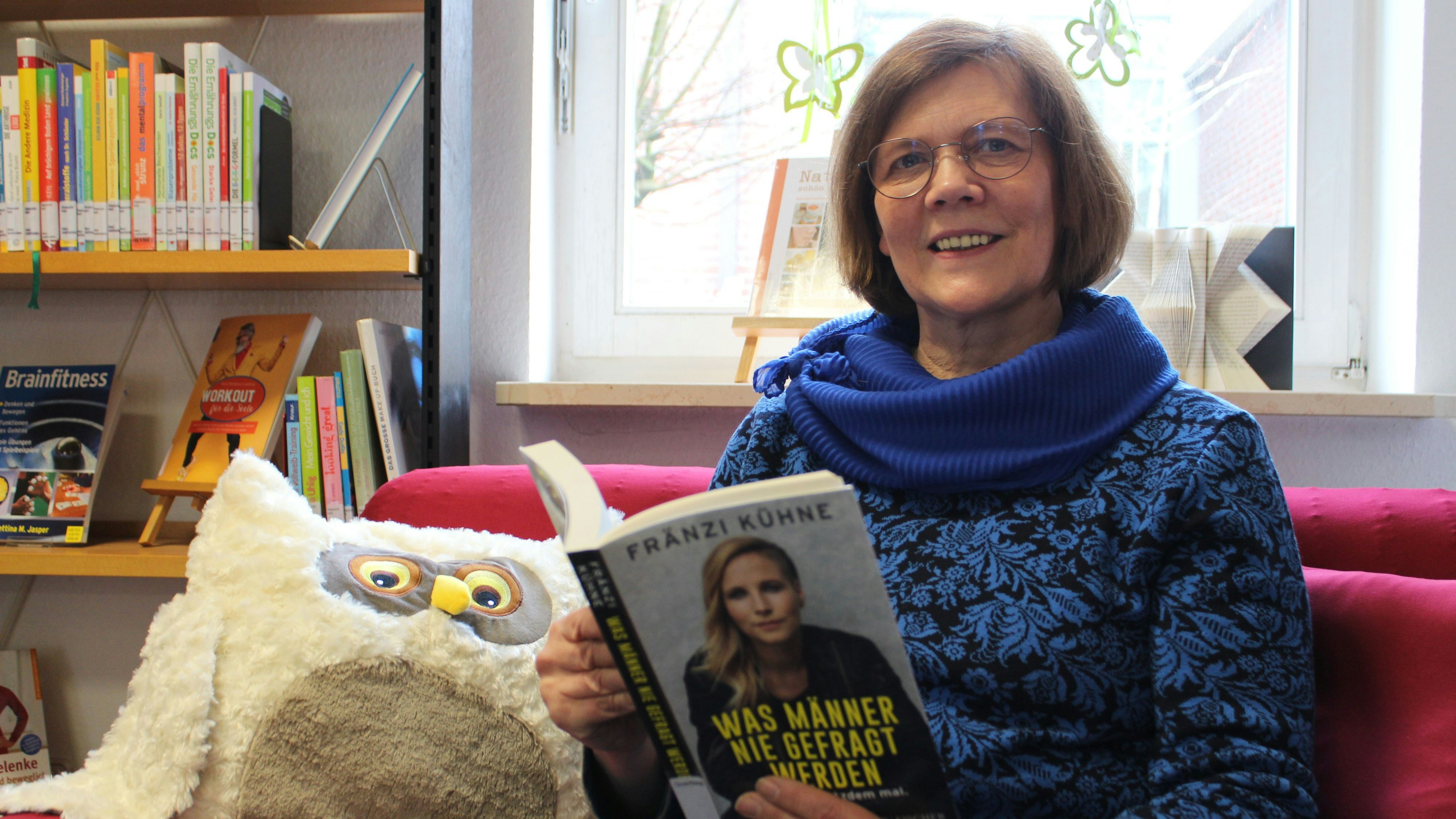 Andrea Lunte mit einem Buch der frisch eingeführten Bücherkategorie Querbeet. Foto: Heinzel