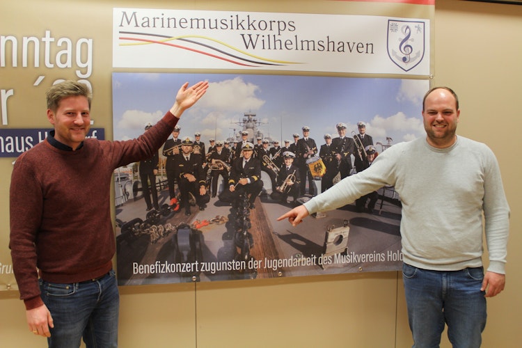 Jan Platte (links) und Jan-Nikolas Pille freuen sich auf das Benefizkonzert des Marinemusikkorps in Holdorf am 19. Juni 2022.   Foto: Heinzel